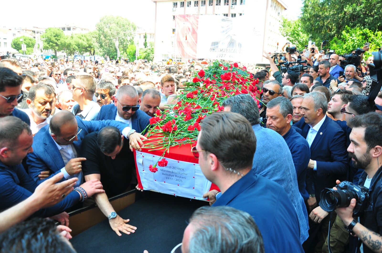 Ferdi Zeyrek, Manisa'da son yolculuğuna uğurlandı