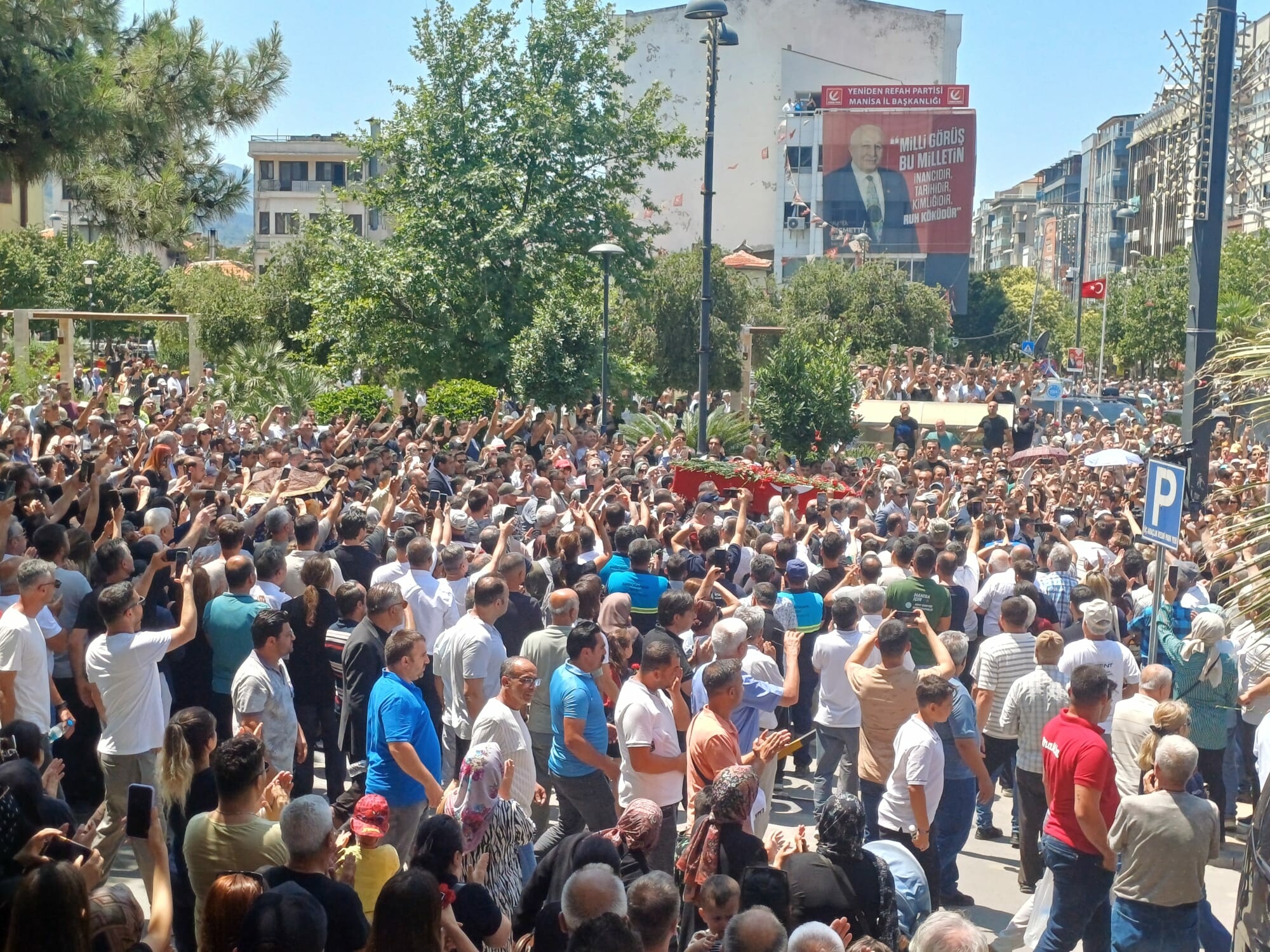 Ferdi Zeyrek, Manisa'da son yolculuğuna uğurlandı