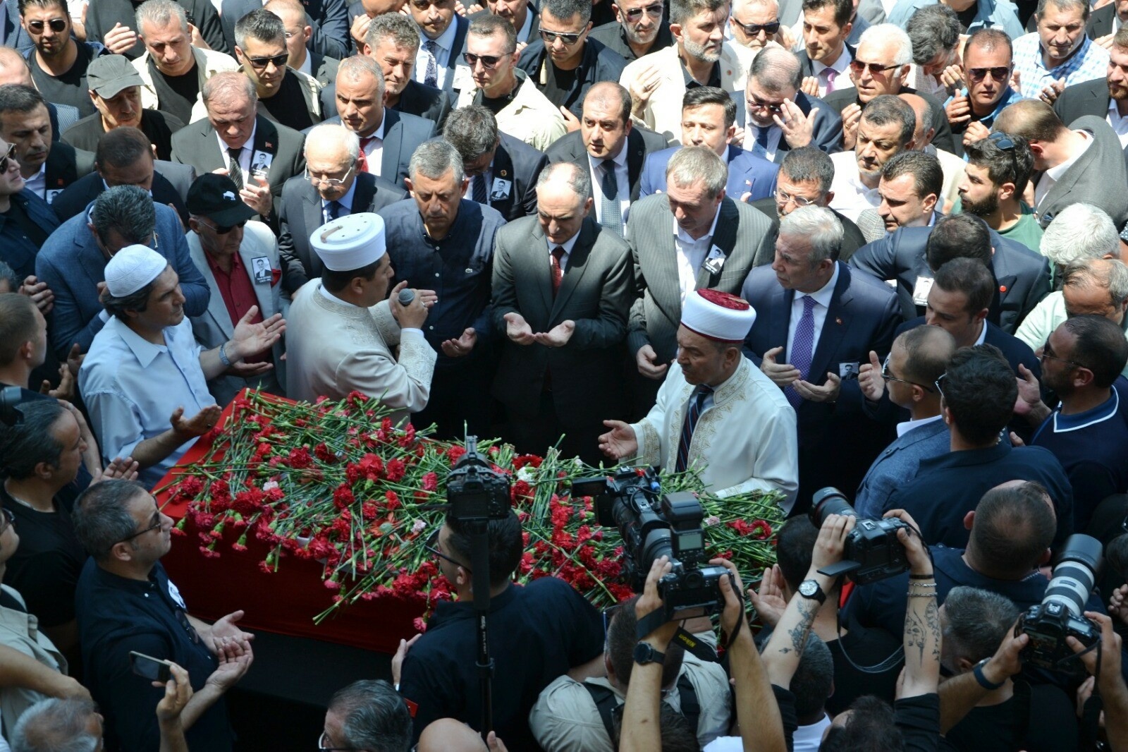 Ferdi Zeyrek, Manisa'da son yolculuğuna uğurlandı