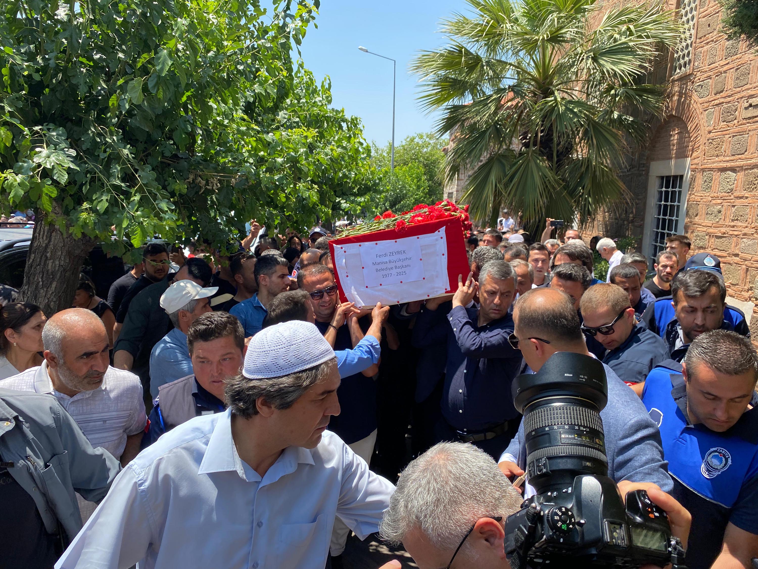 Ferdi Zeyrek, Manisa'da son yolculuğuna uğurlandı