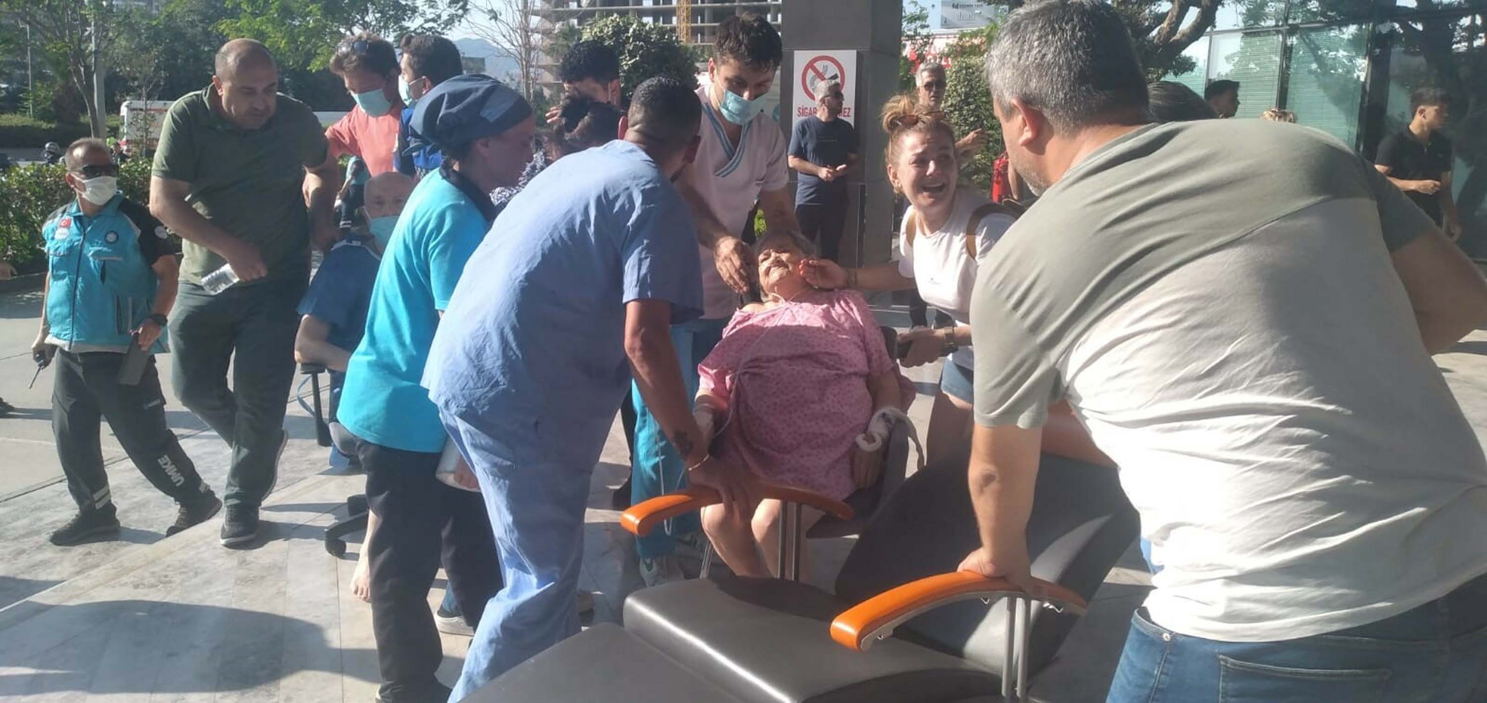 Plastik fabrikasının deposunda yangın çıktı; dumanlar bitişiğindeki hastaneyi de sardı