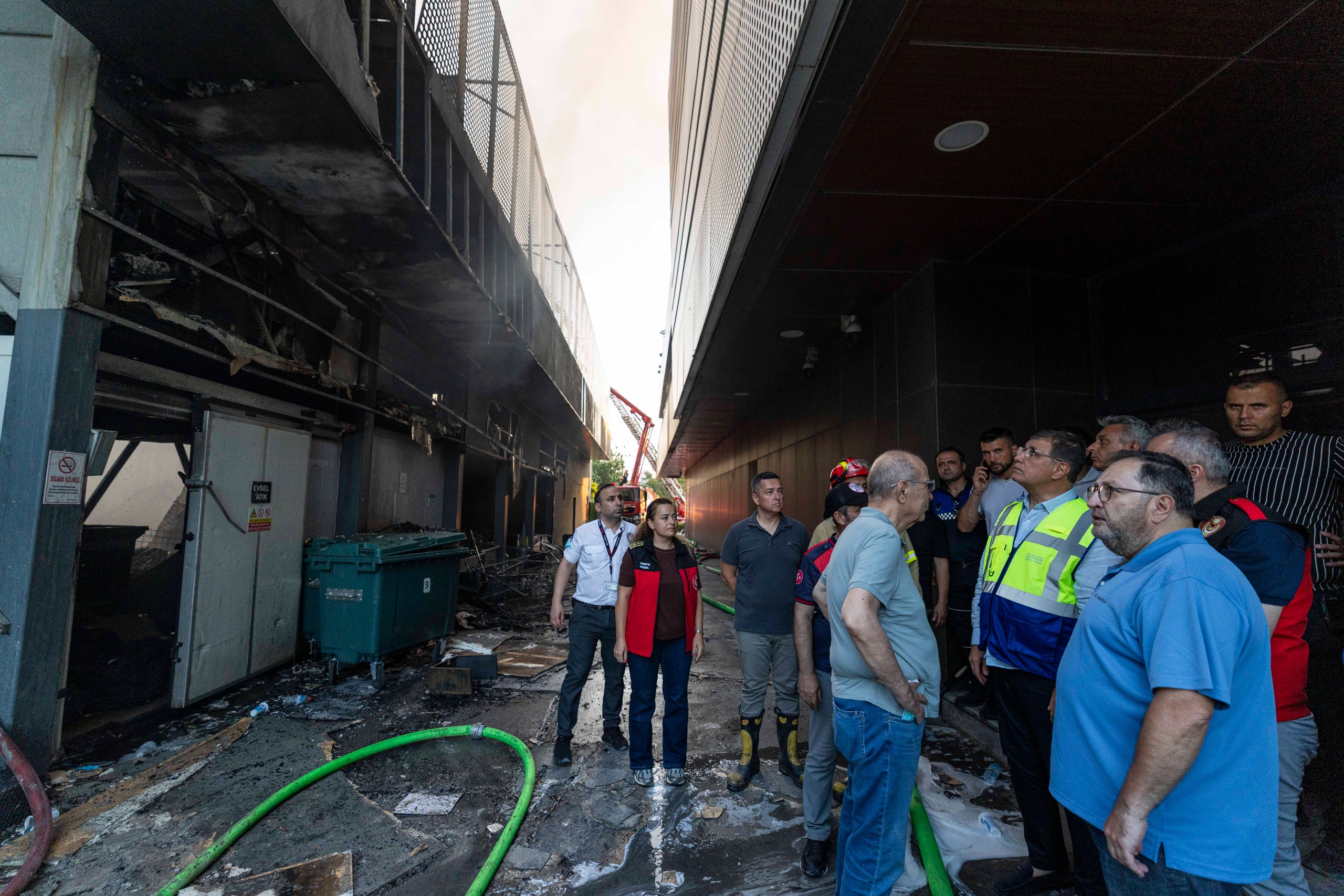 Plastik fabrikasının deposunda yangın çıktı; dumanlar bitişiğindeki hastaneyi de sardı