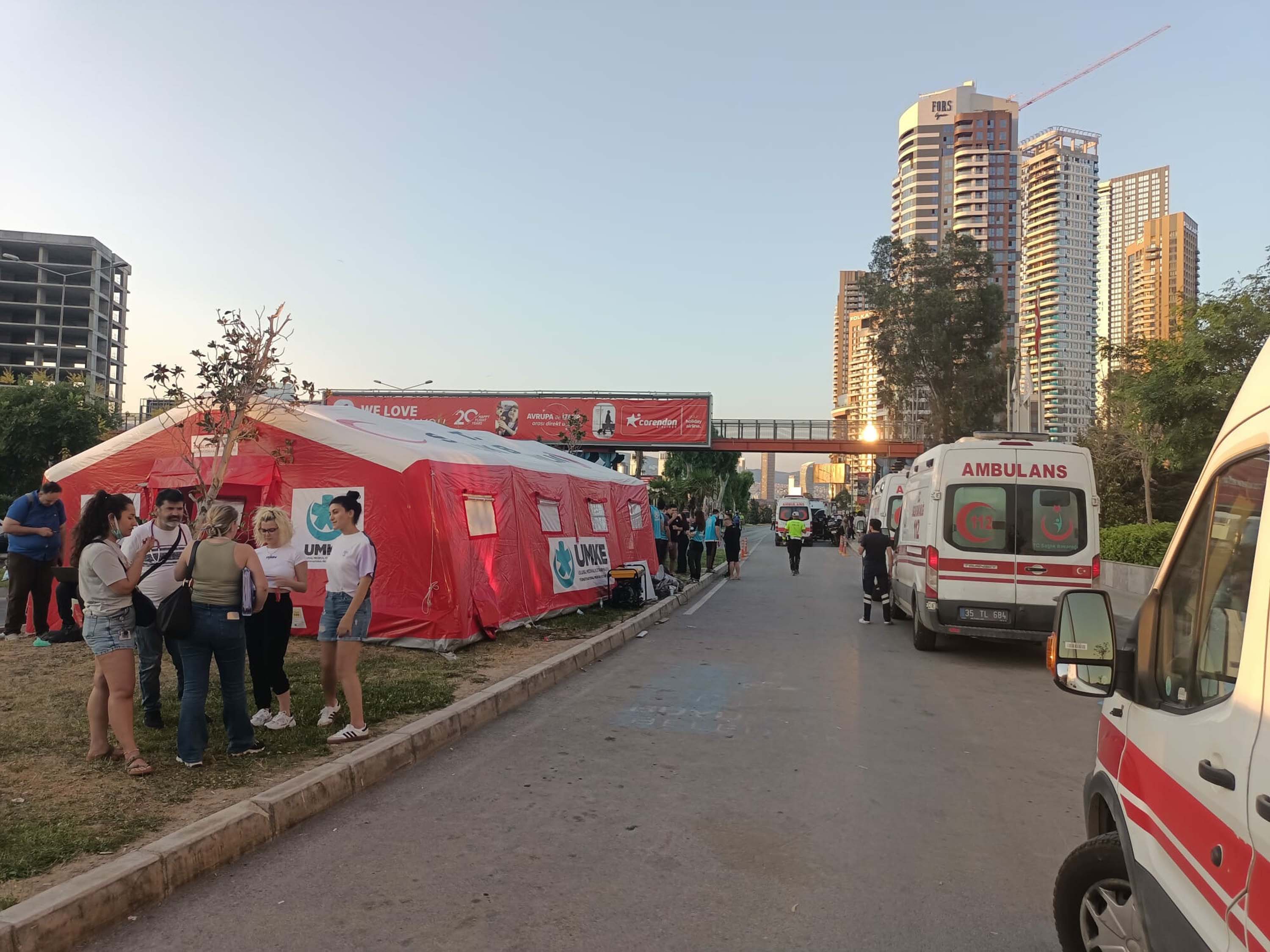 Plastik fabrikasının deposunda yangın çıktı; dumanlar bitişiğindeki hastaneyi de sardı