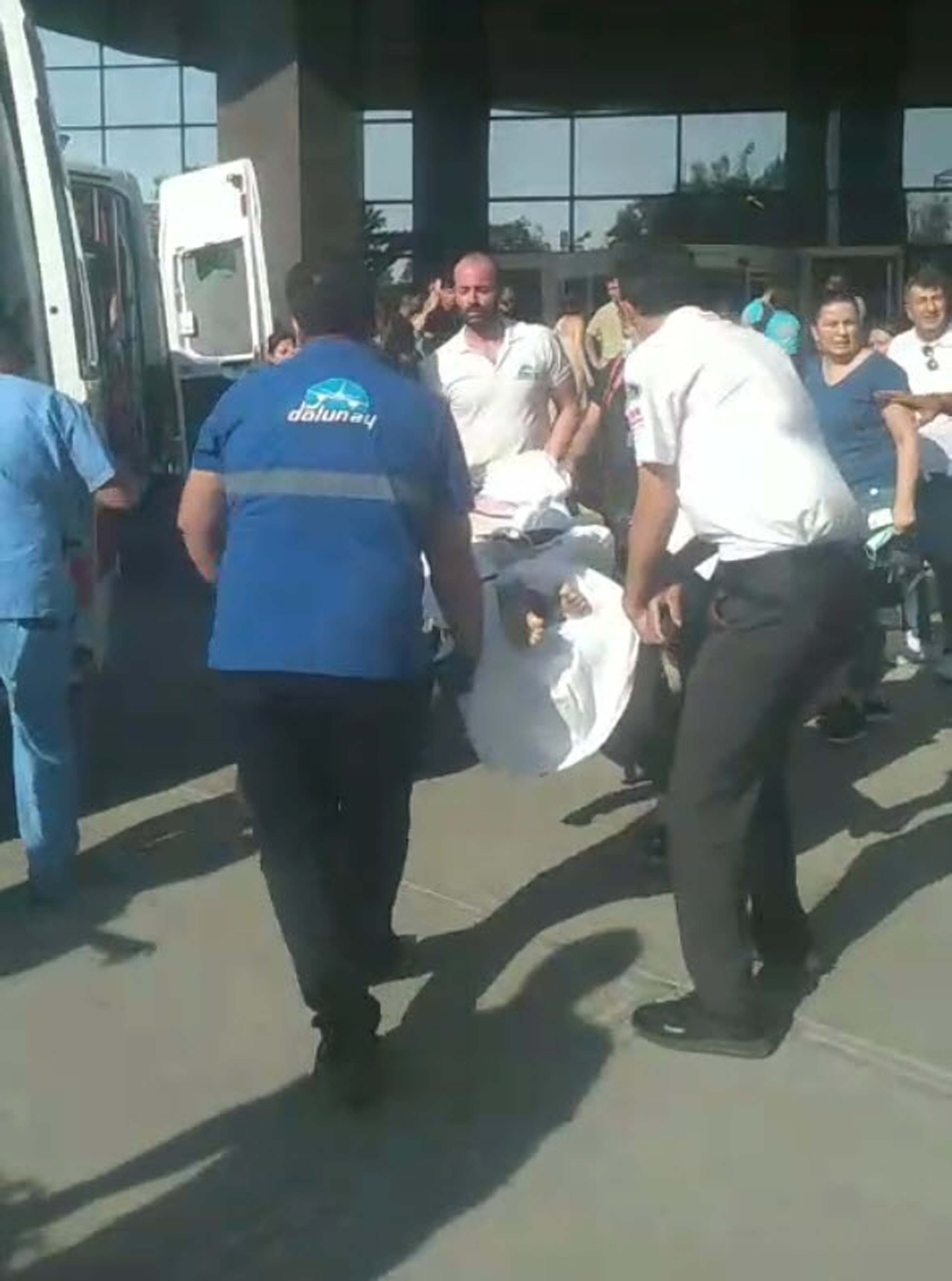 Plastik fabrikasının deposunda yangın çıktı; dumanlar bitişiğindeki hastaneyi de sardı