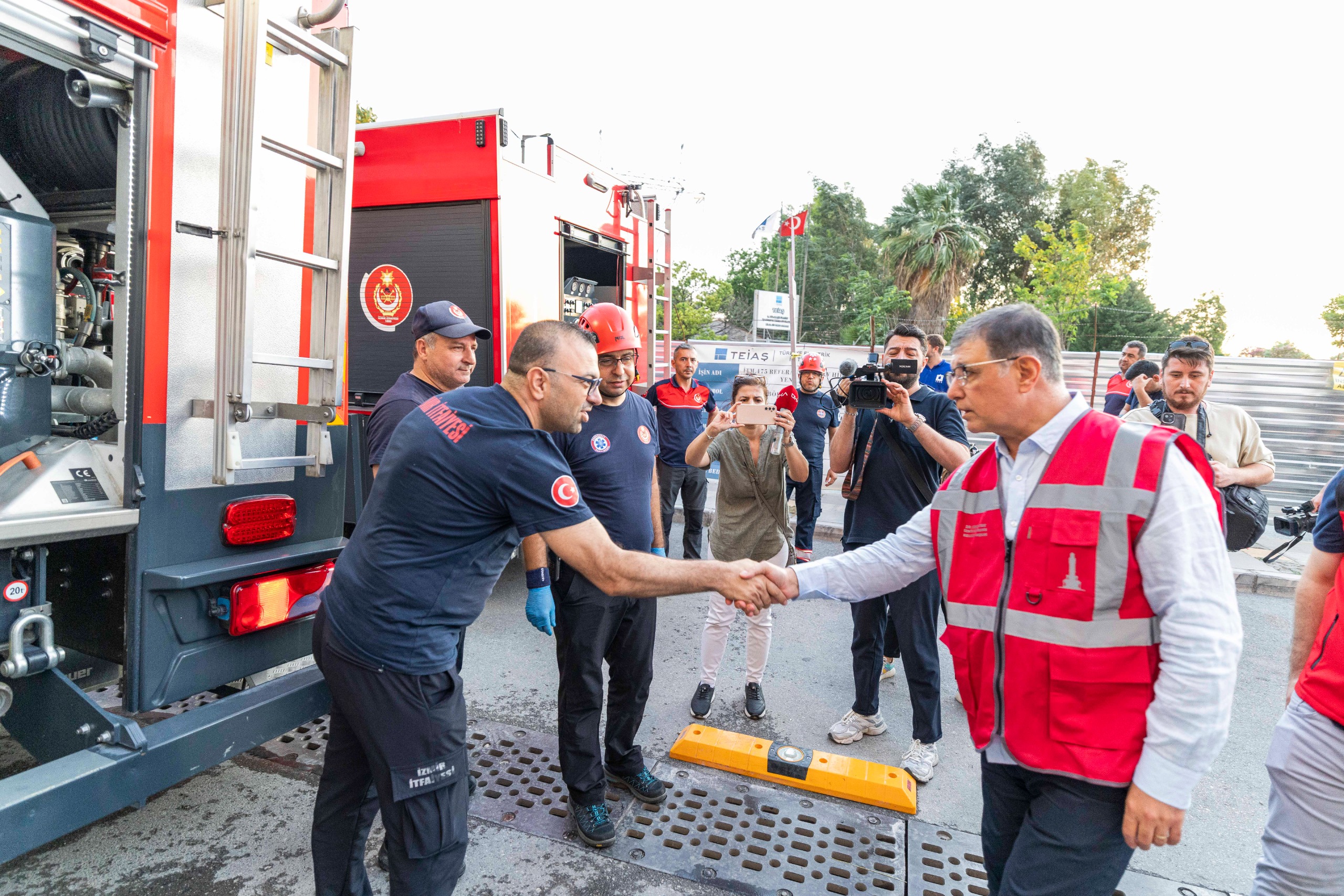 Plastik fabrikasının deposunda yangın çıktı; dumanlar bitişiğindeki hastaneyi de sardı