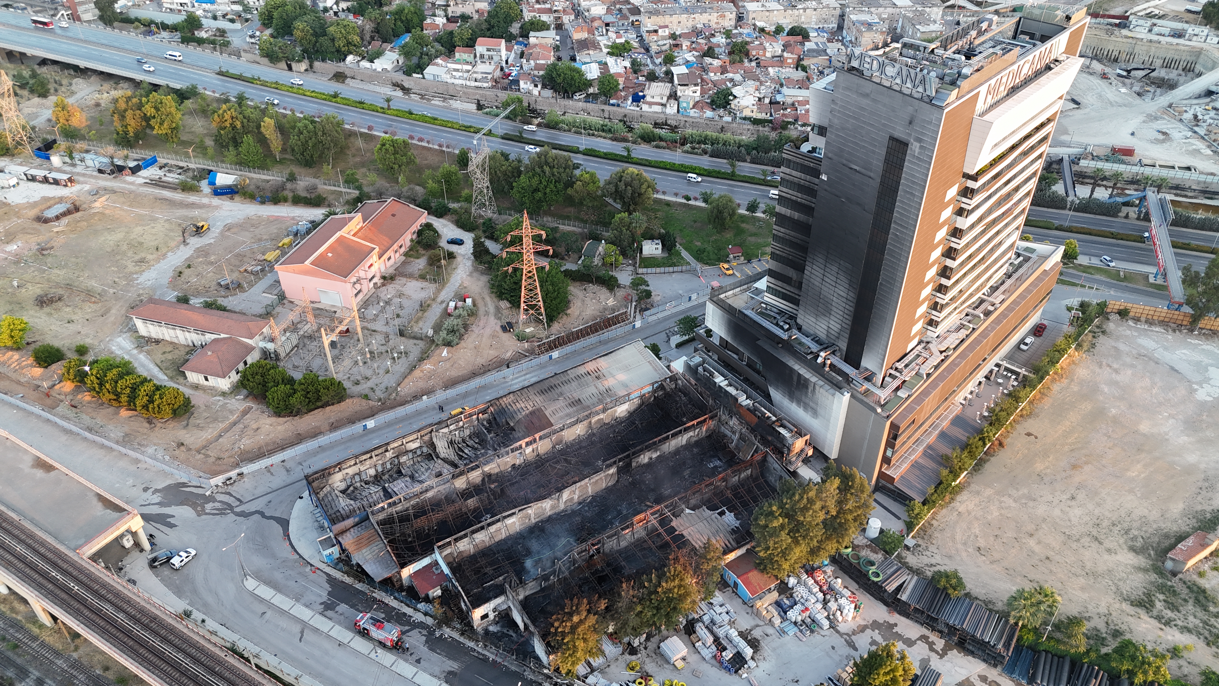 İzmir'deki plastik fabrikasının deposunda çıkan yangının hasarı gün aydınlanınca ortaya çıktı 