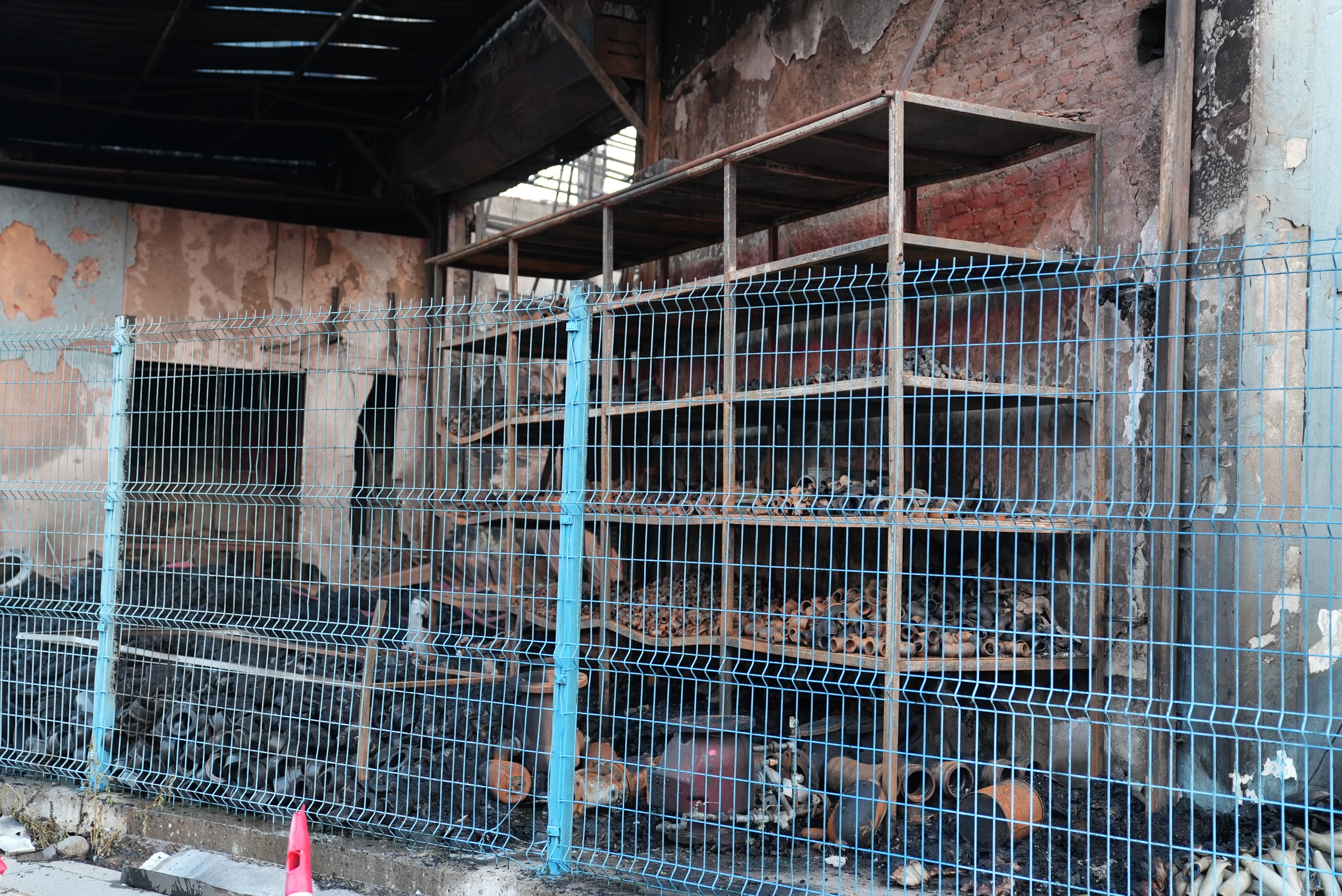 İzmir'deki plastik fabrikasının deposunda çıkan yangının hasarı gün aydınlanınca ortaya çıktı 