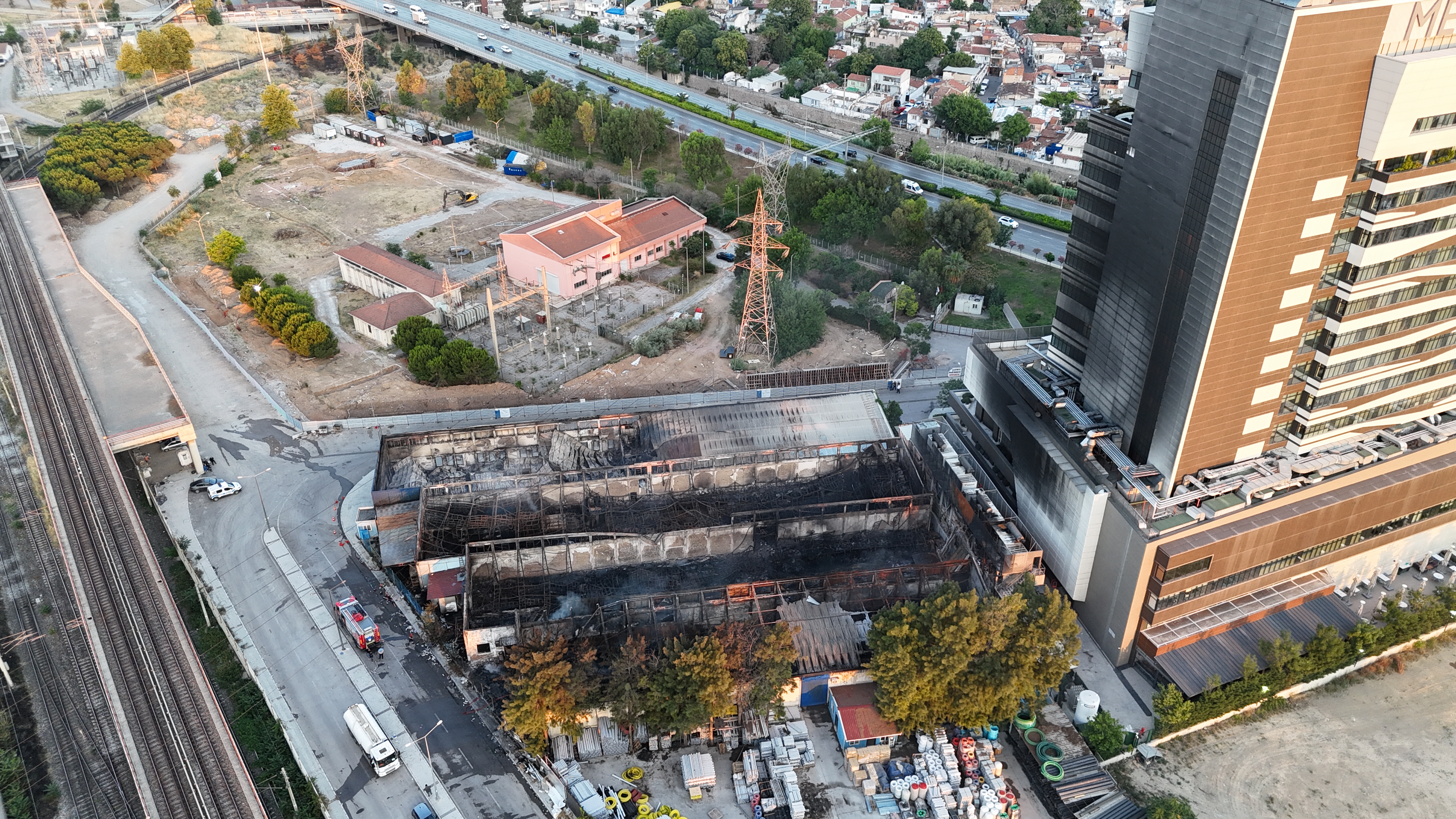 İzmir'deki plastik fabrikasının deposunda çıkan yangının hasarı gün aydınlanınca ortaya çıktı 