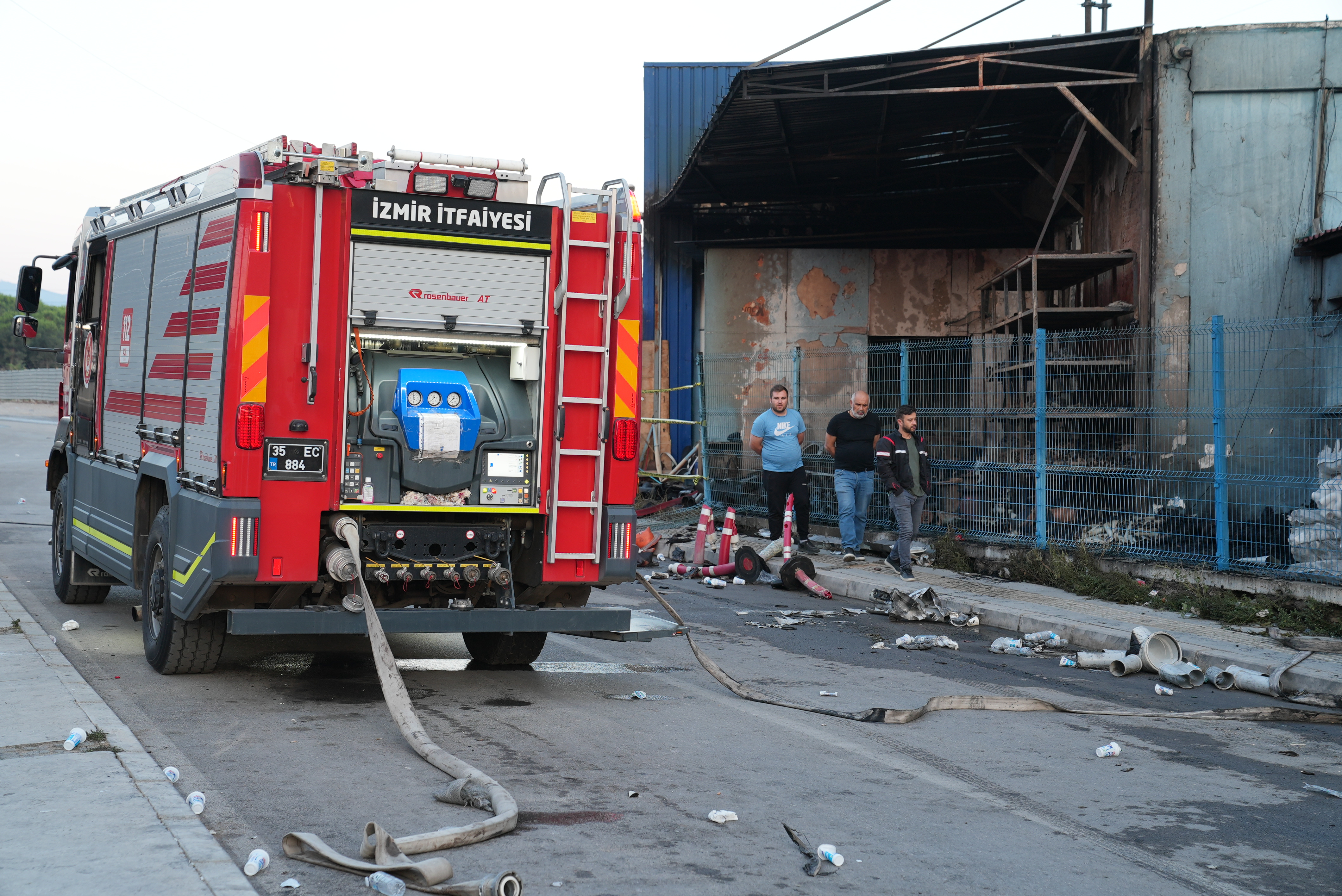 İzmir'deki plastik fabrikasının deposunda çıkan yangının hasarı gün aydınlanınca ortaya çıktı 