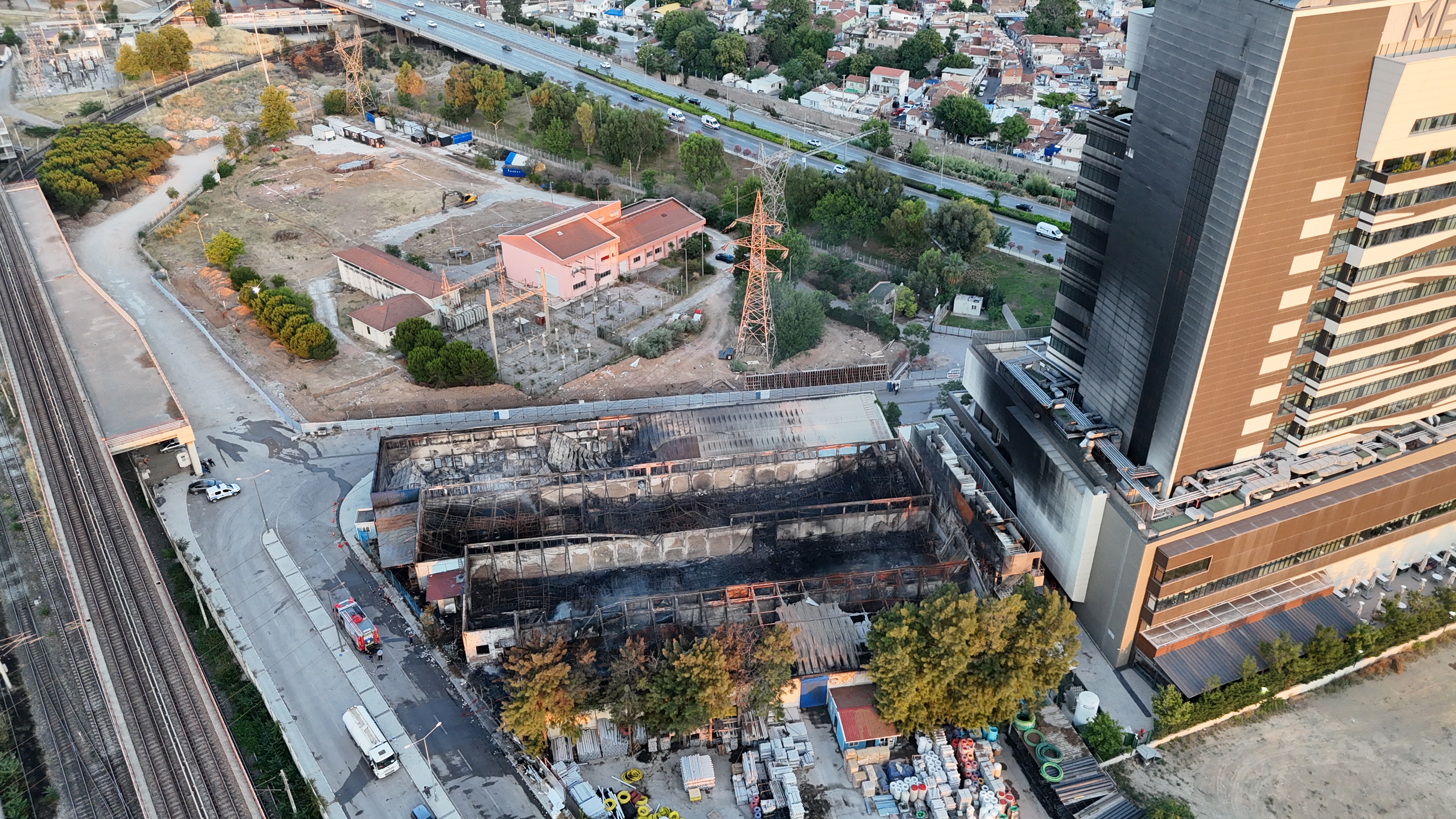 İzmir'deki plastik fabrikasının deposunda çıkan yangının hasarı gün aydınlanınca ortaya çıktı 