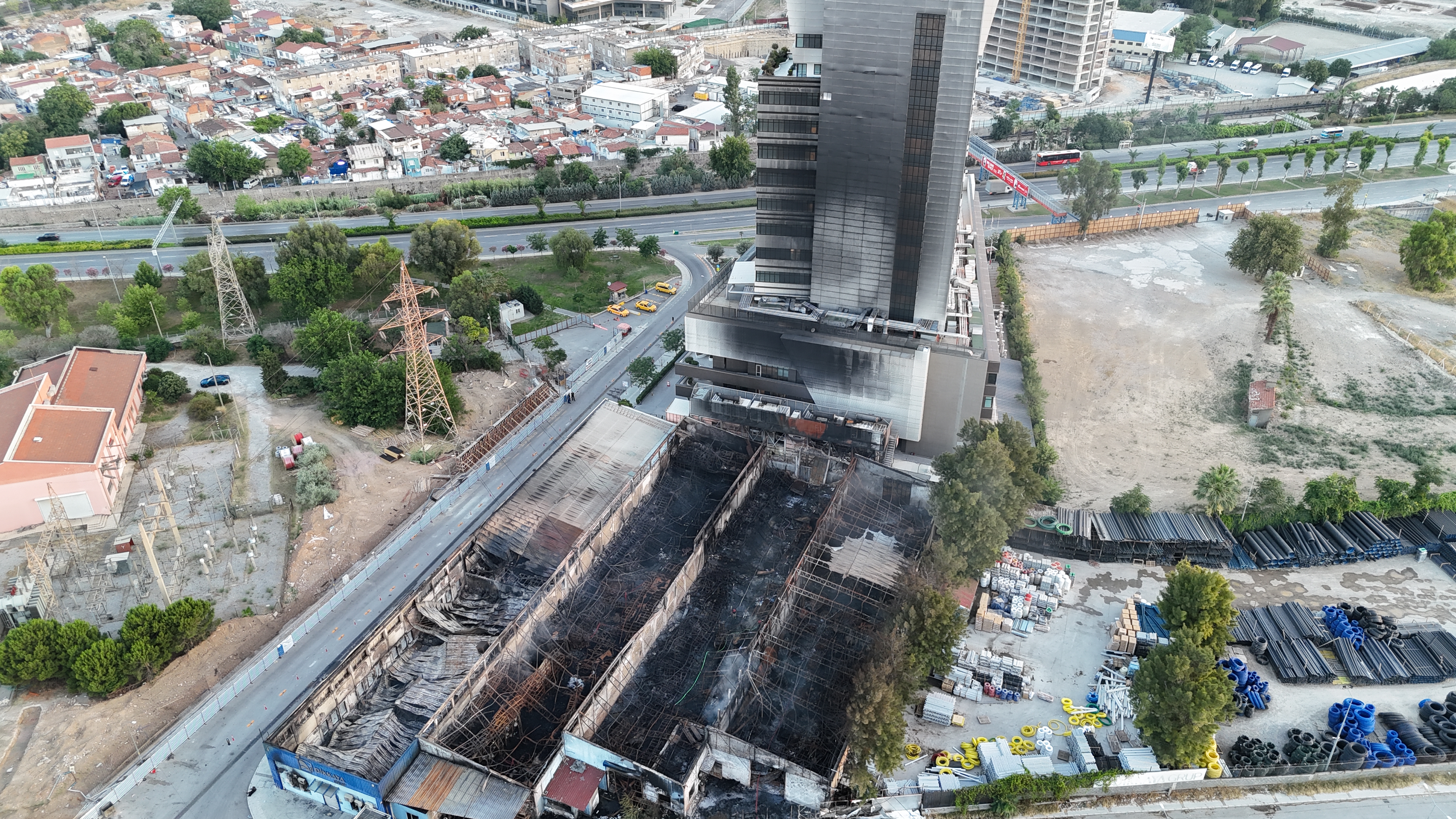 İzmir'deki plastik fabrikasının deposunda çıkan yangının hasarı gün aydınlanınca ortaya çıktı 