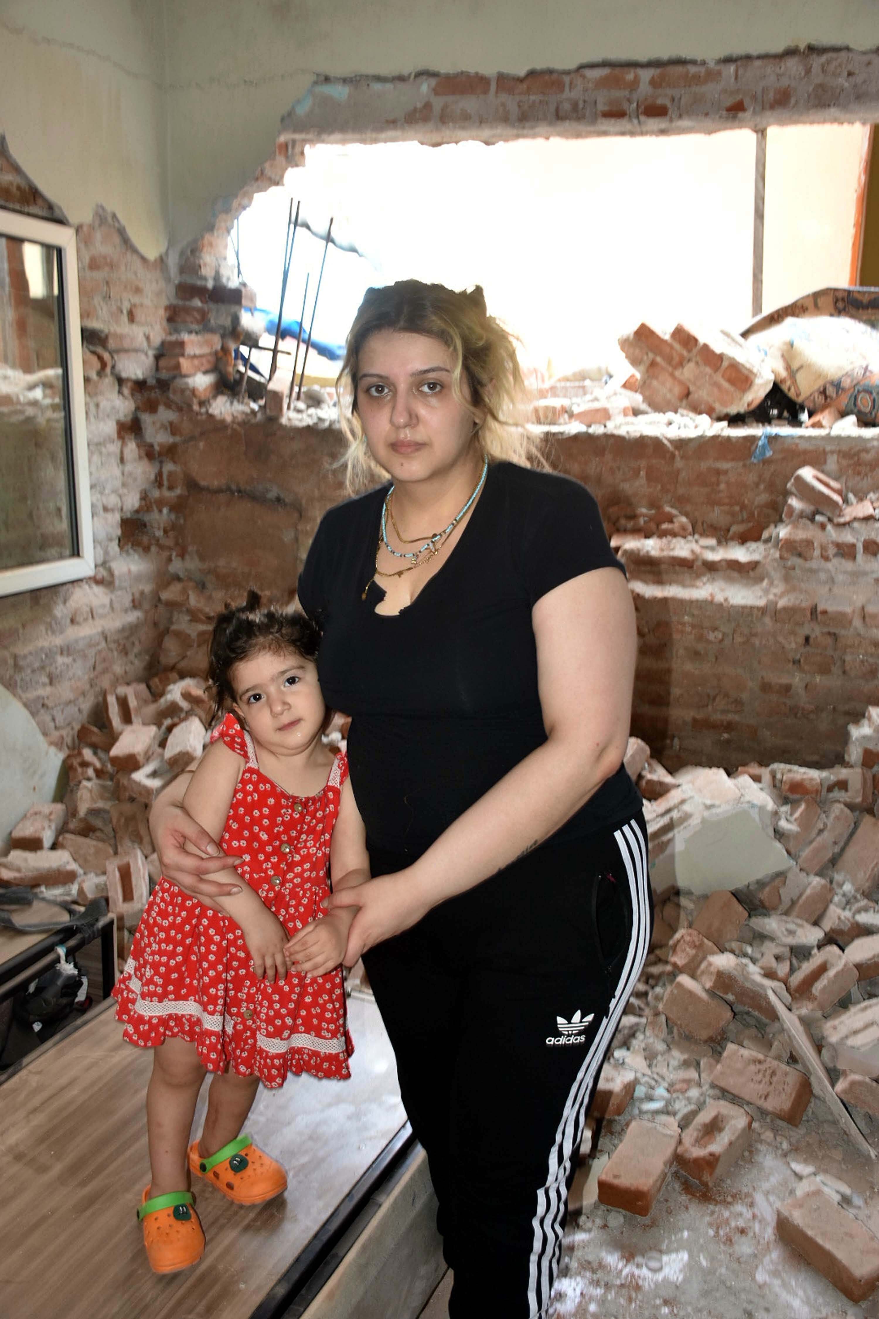 İzmir'de tünel çalışması sırasında bir evin duvarı yıkıldı