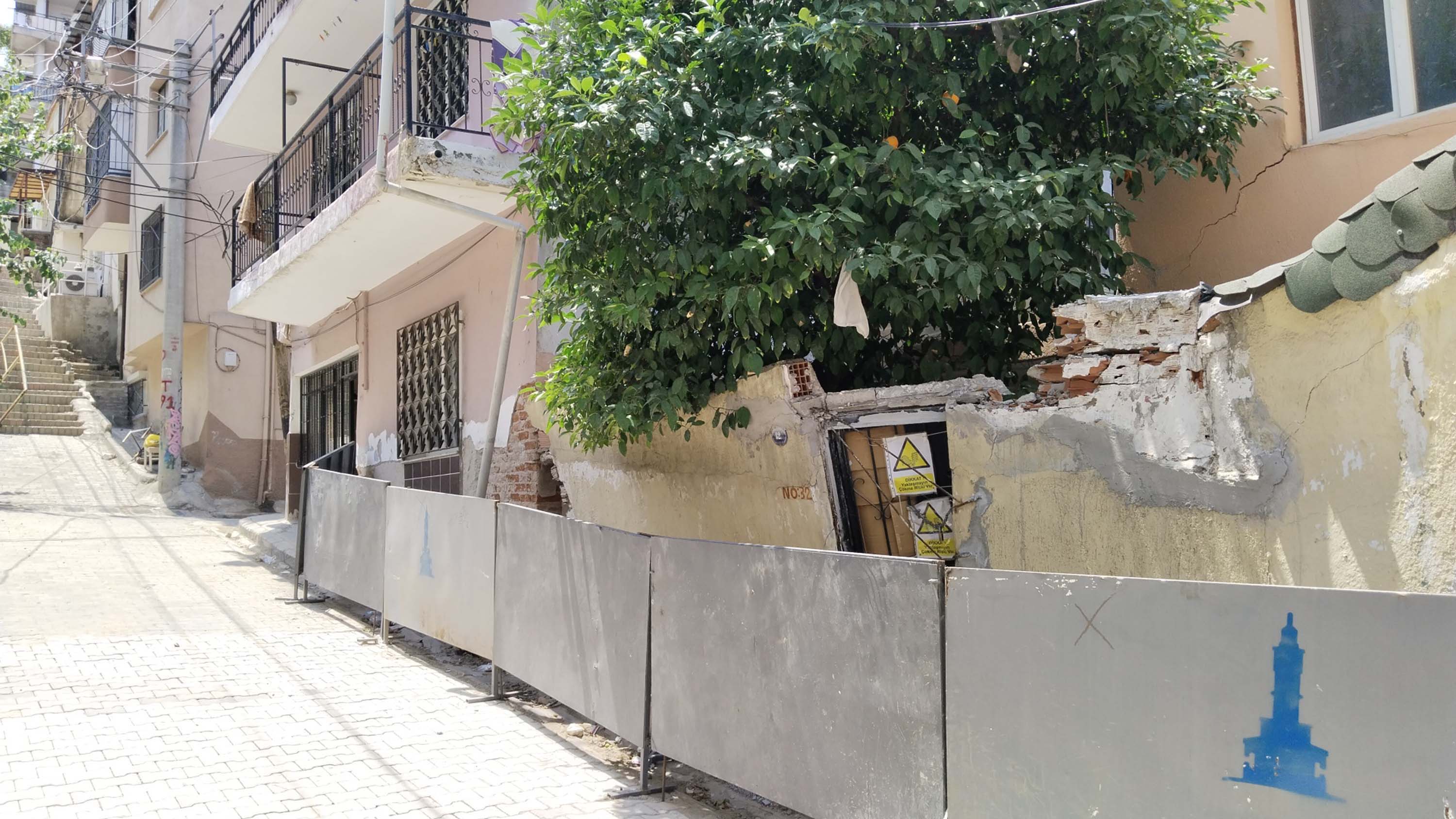 İzmir'de tünel çalışması sırasında bir evin duvarı yıkıldı