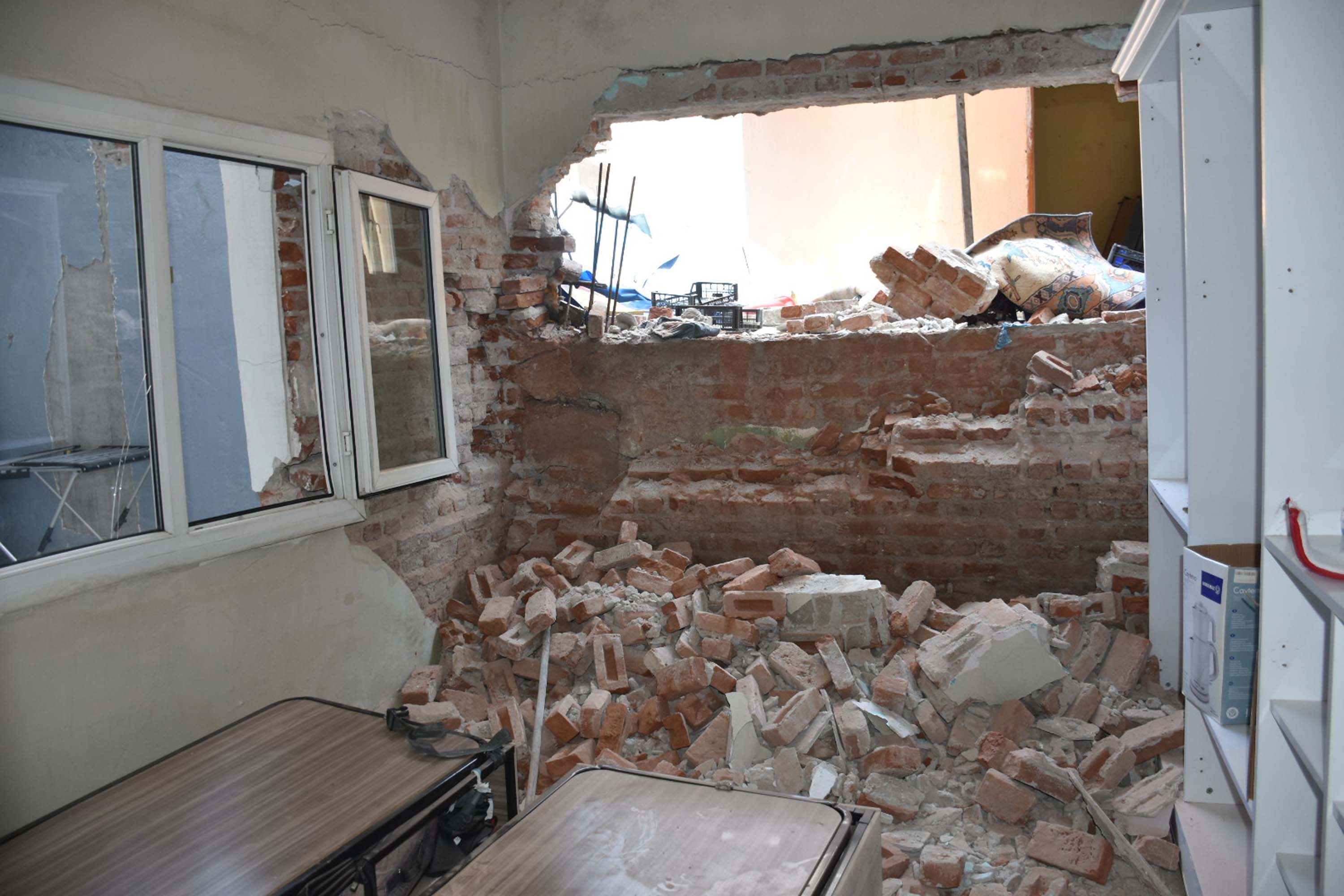 İzmir'de tünel çalışması sırasında bir evin duvarı yıkıldı