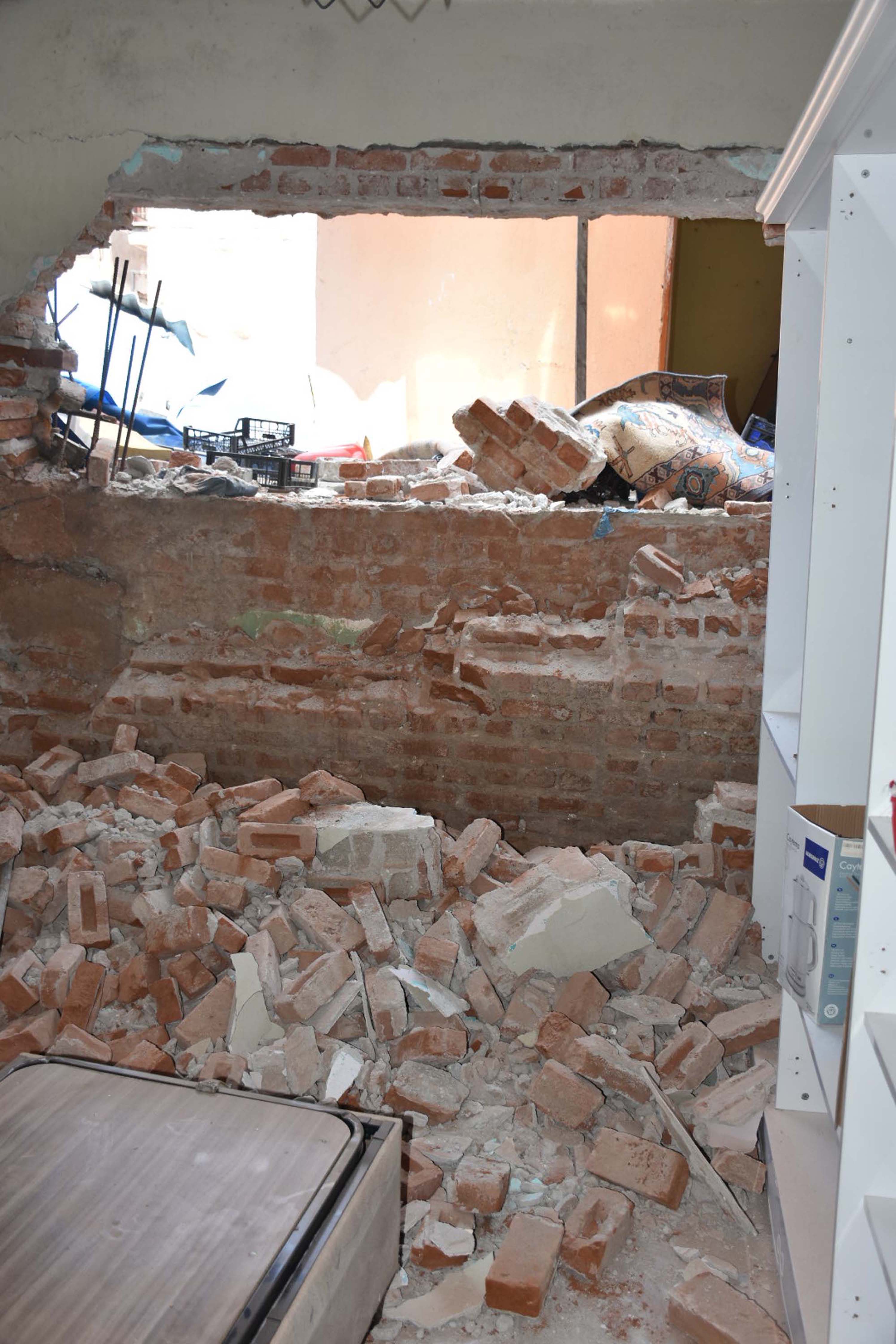 İzmir'de tünel çalışması sırasında bir evin duvarı yıkıldı