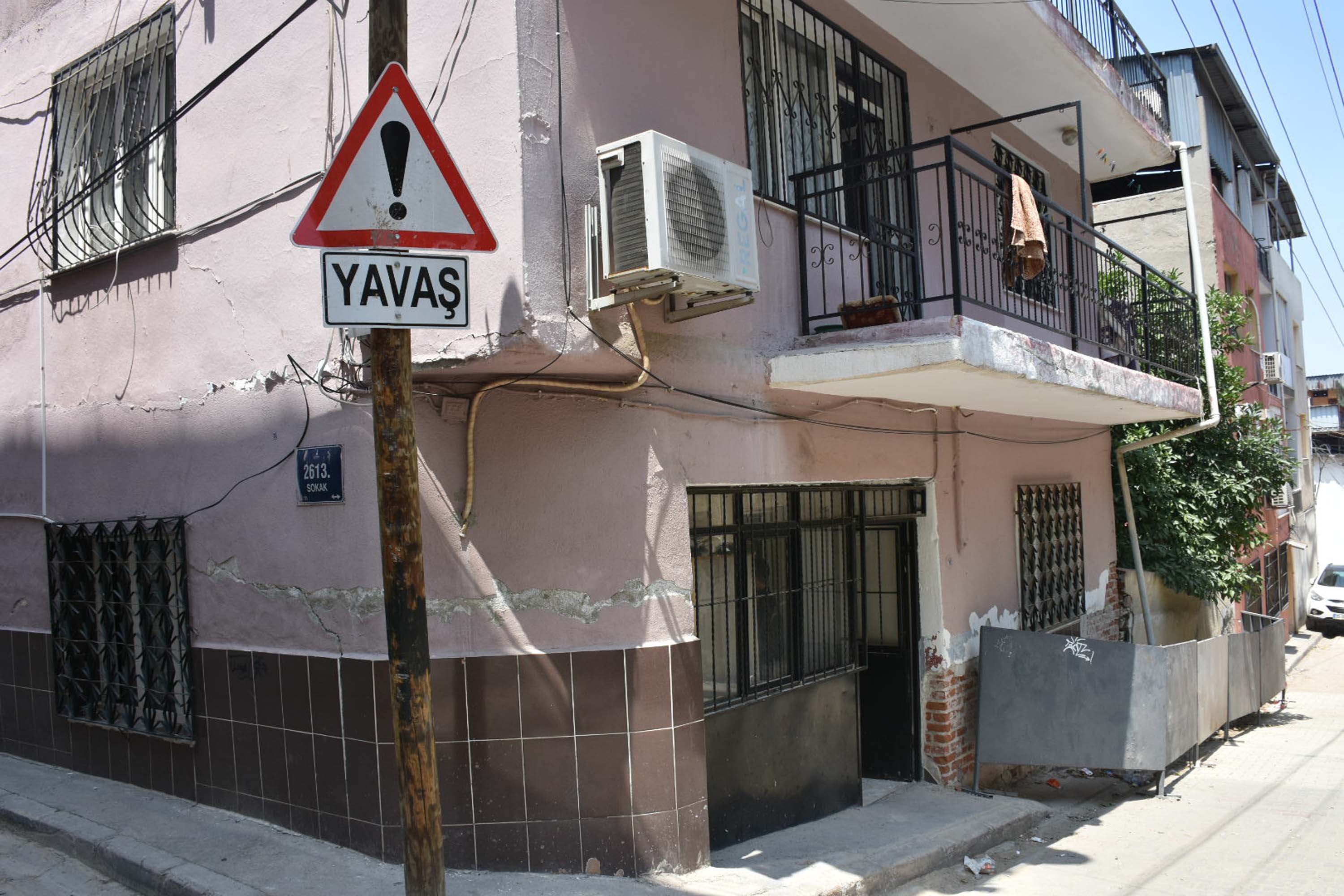 İzmir'de tünel çalışması sırasında bir evin duvarı yıkıldı