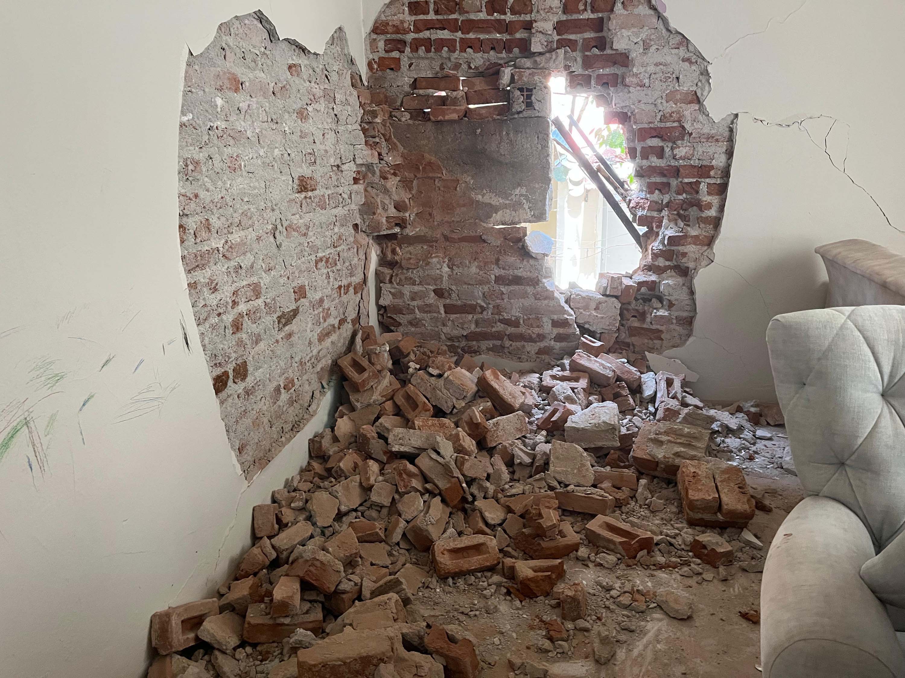 İzmir'de tünel çalışması sırasında bir evin duvarı yıkıldı