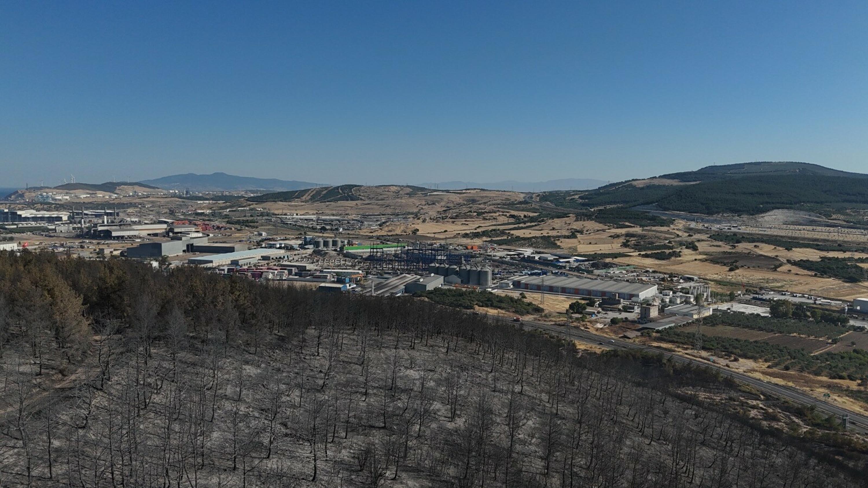 Aliağa'da yanan alanlar havadan görüntülendi