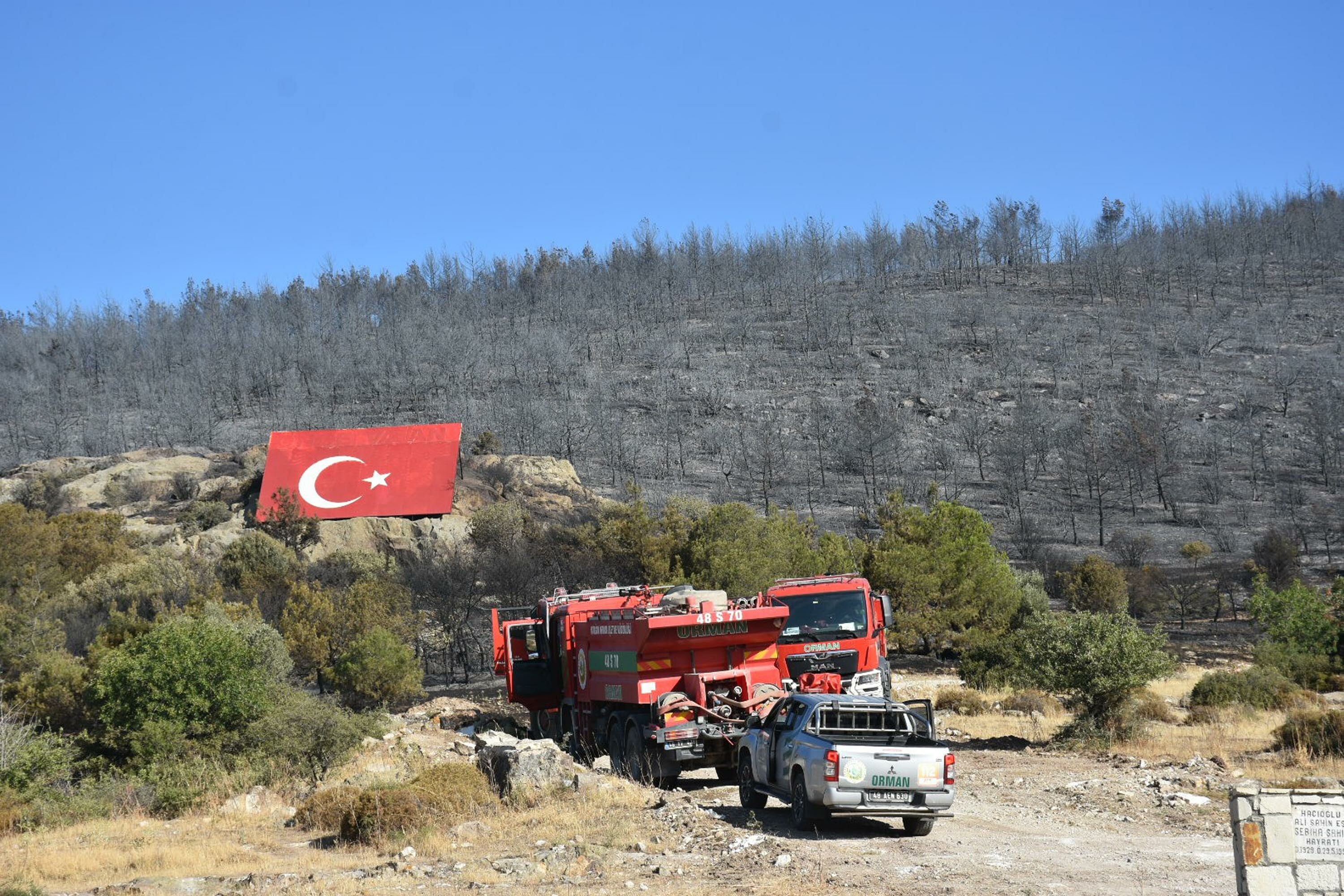 Aliağa'da yanan alanlar havadan görüntülendi