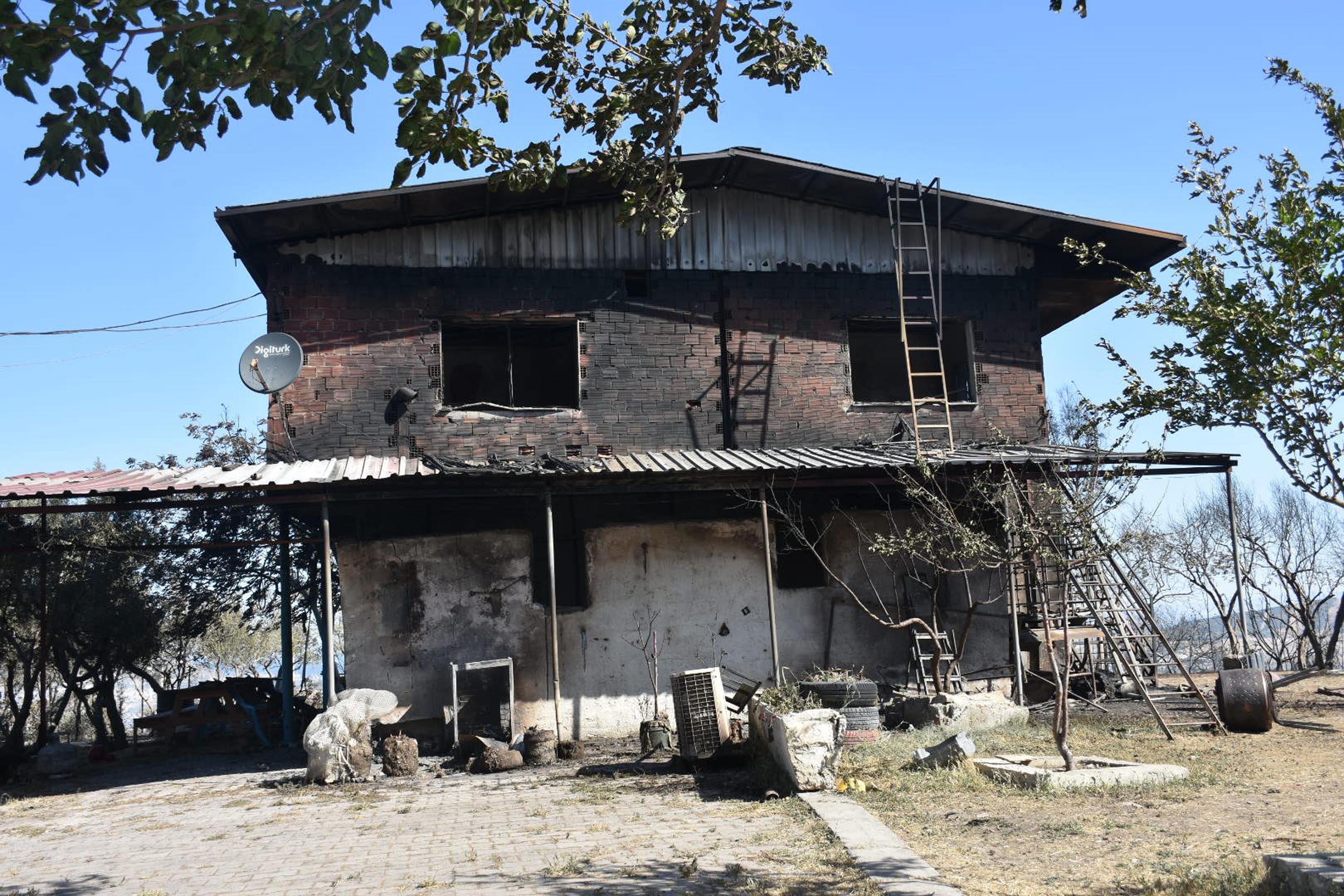 Aliağa'da yanan alanlar havadan görüntülendi