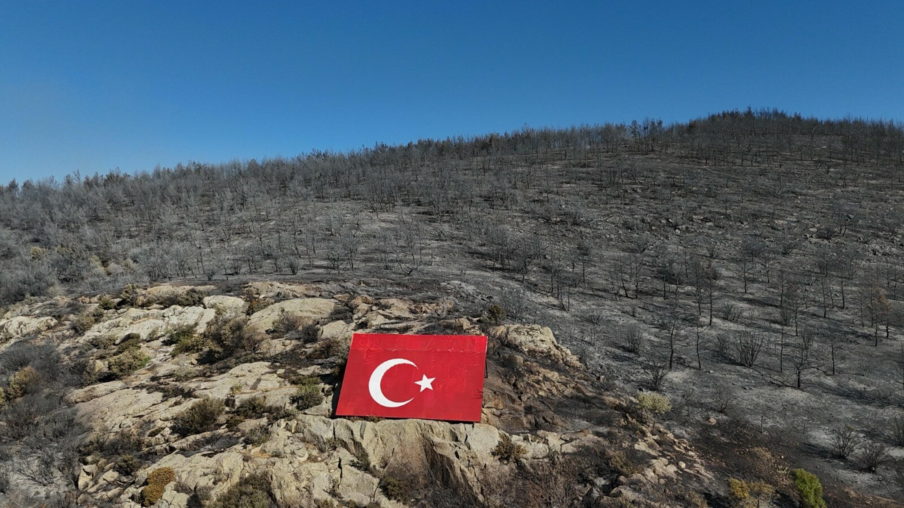 Aliağa'da yanan alanlar havadan görüntülendi