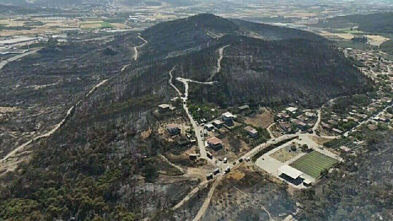 Aliağa'da yanan alanlar havadan görüntülendi