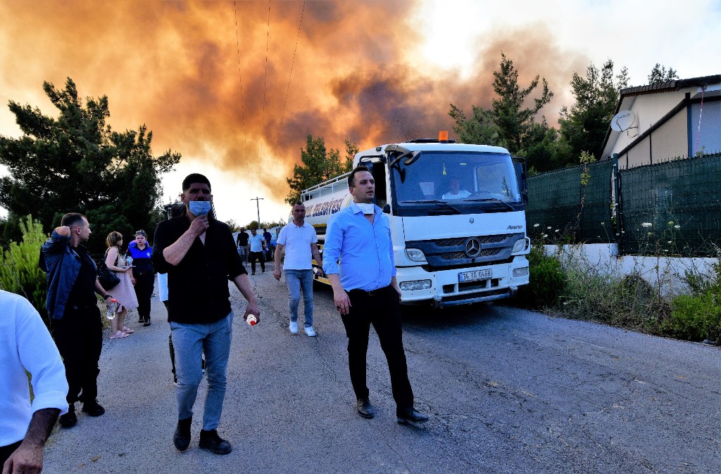 Bornova'daki orman yangınından kahreden görüntüler