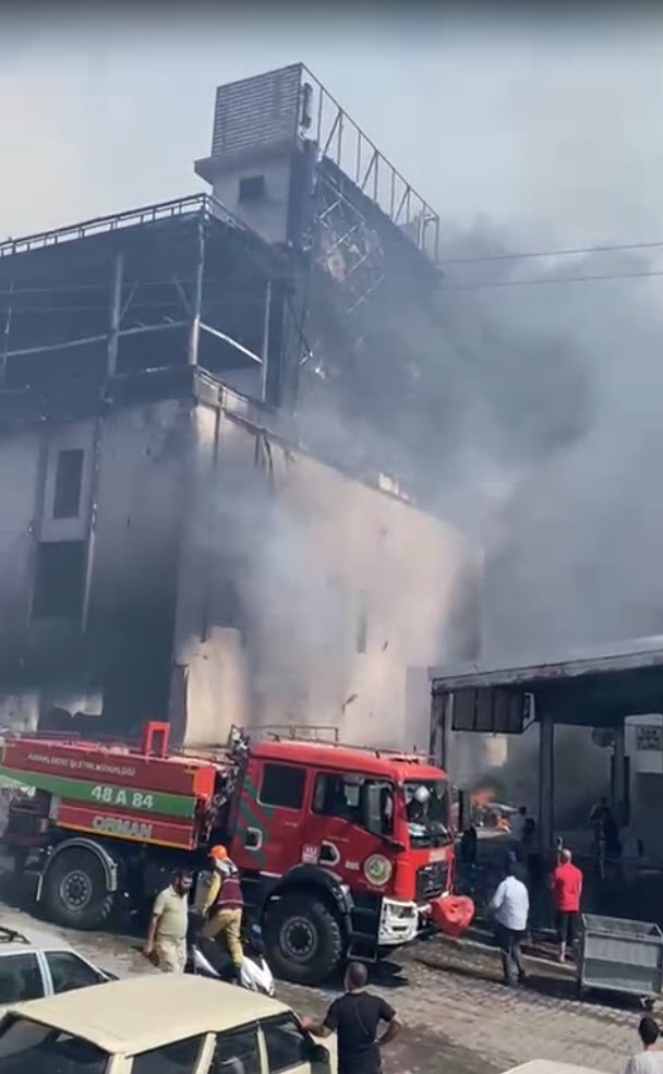Gaziemir'deki yangında alevler, Otokent Galericiler Sitesi'ne sıçradı