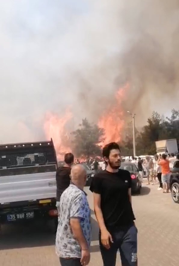 Gaziemir'deki yangında alevler, Otokent Galericiler Sitesi'ne sıçradı