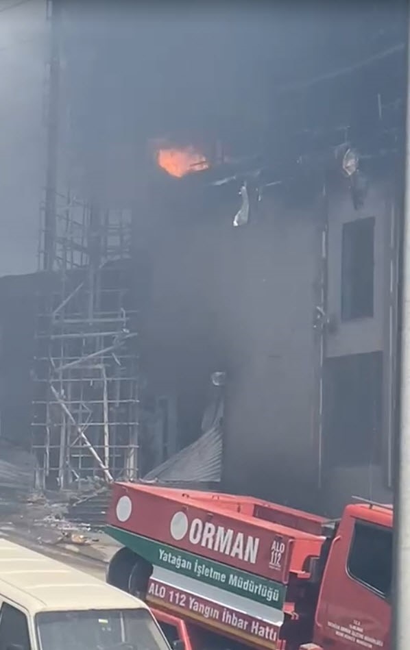 Gaziemir'deki yangında alevler, Otokent Galericiler Sitesi'ne sıçradı