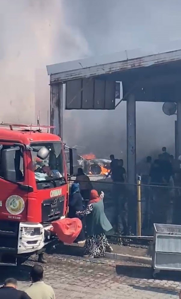 Gaziemir'deki yangında alevler, Otokent Galericiler Sitesi'ne sıçradı