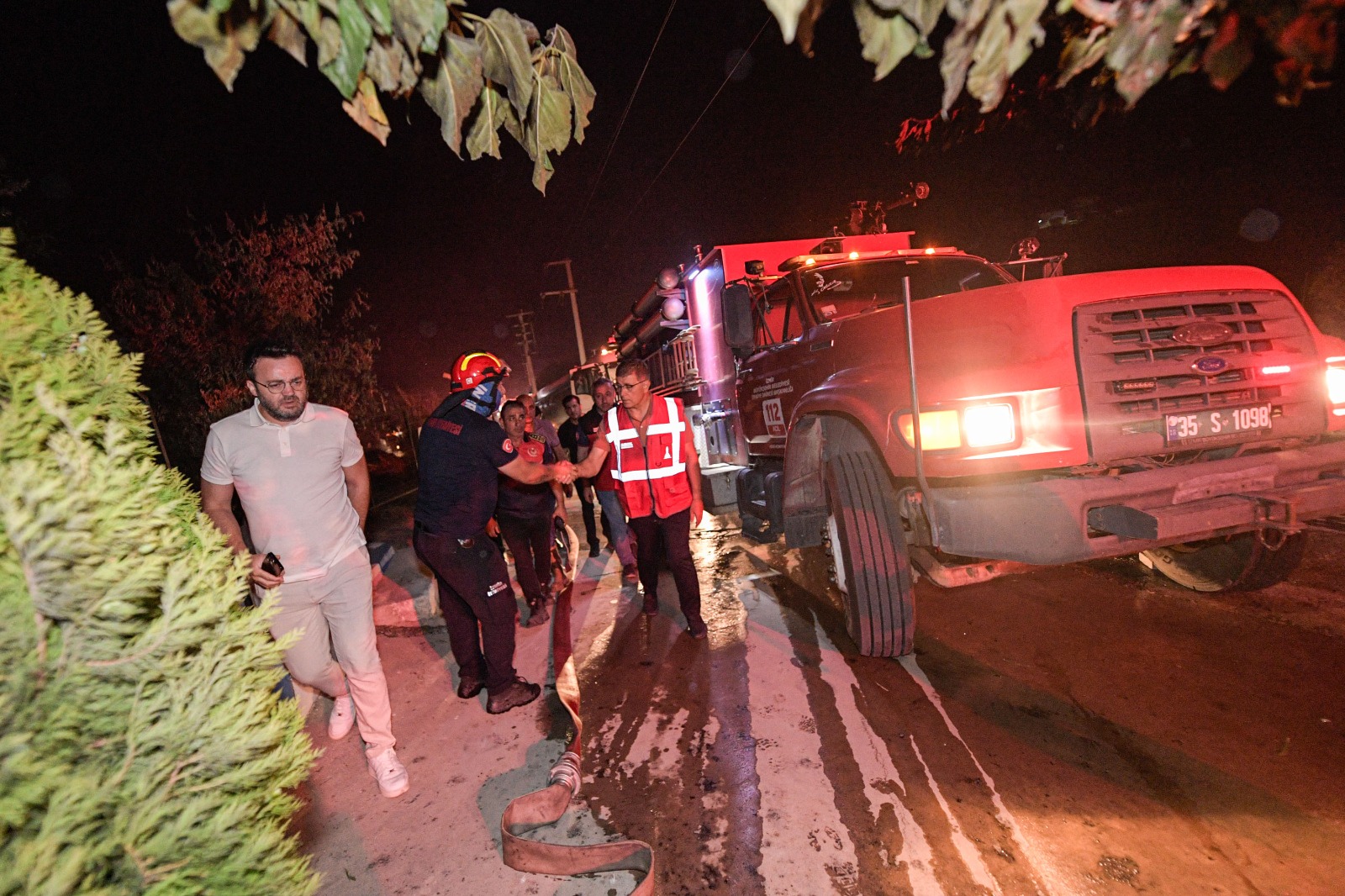 Seferihisar Doğanbey’de yerleşim yerleri yandı!