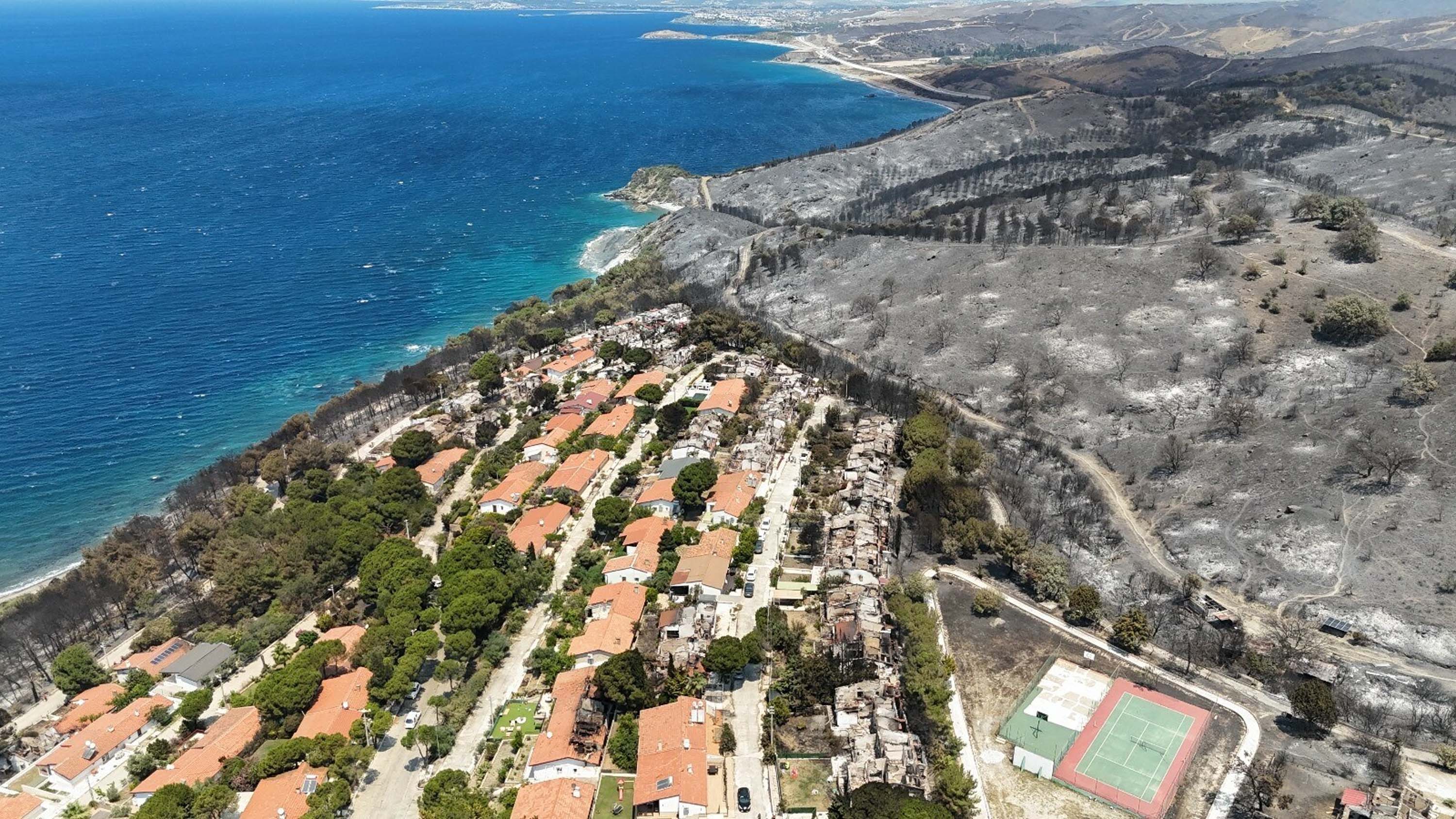 Seferihisar Doğanbey’de yerleşim yerleri yandı!