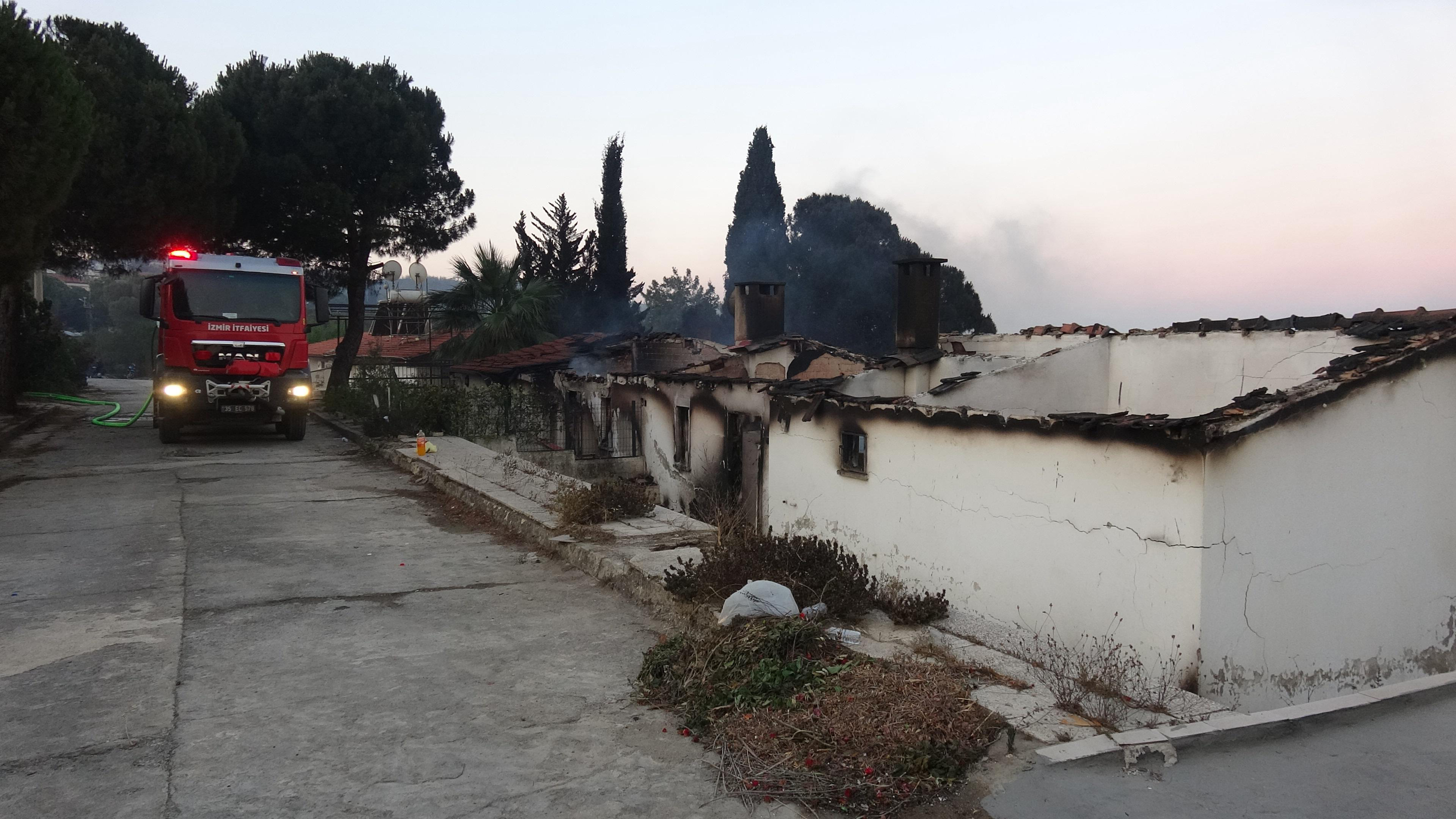 Seferihisar Doğanbey’de yerleşim yerleri yandı!