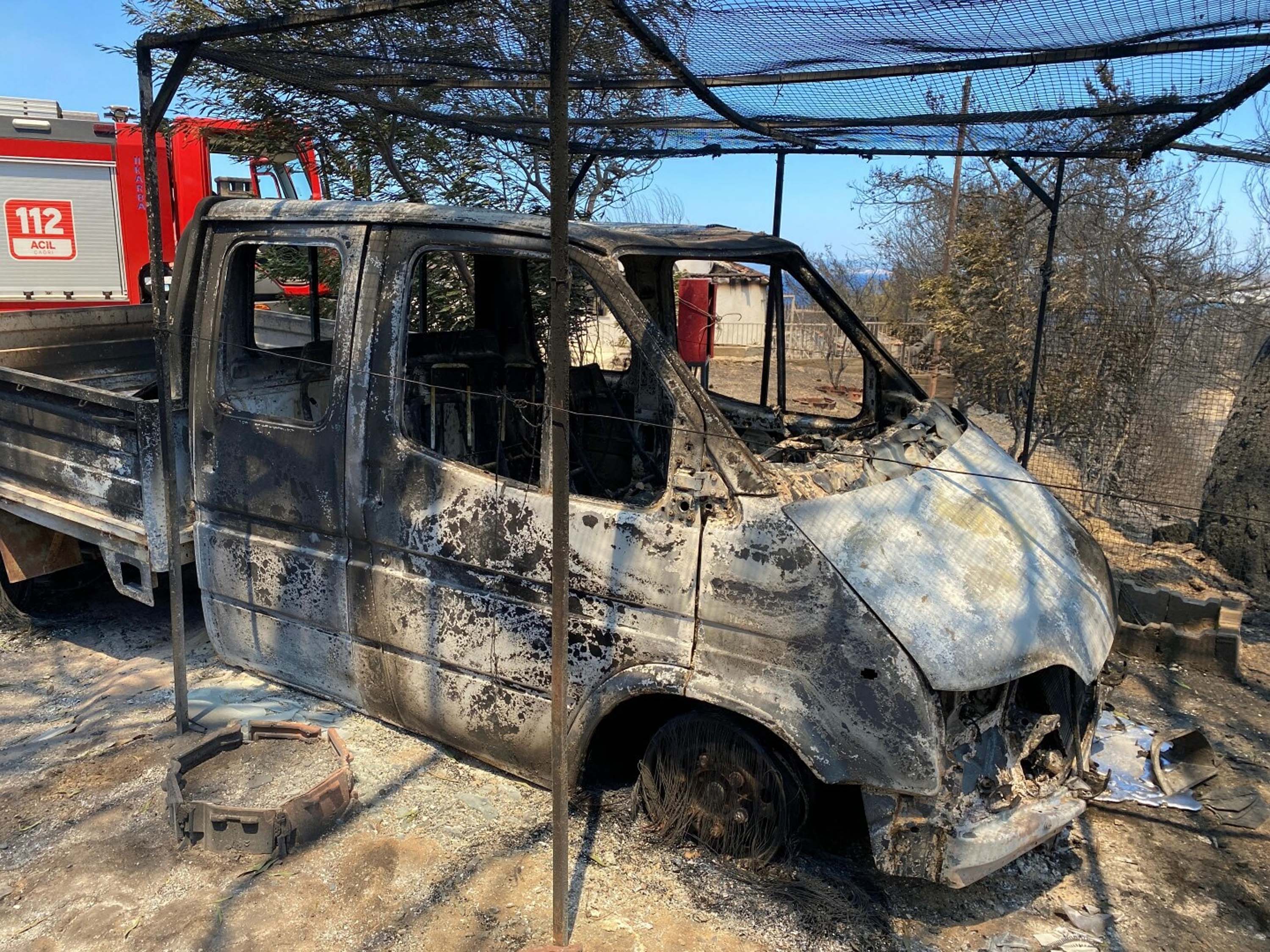 Seferihisar Doğanbey’de yerleşim yerleri yandı!