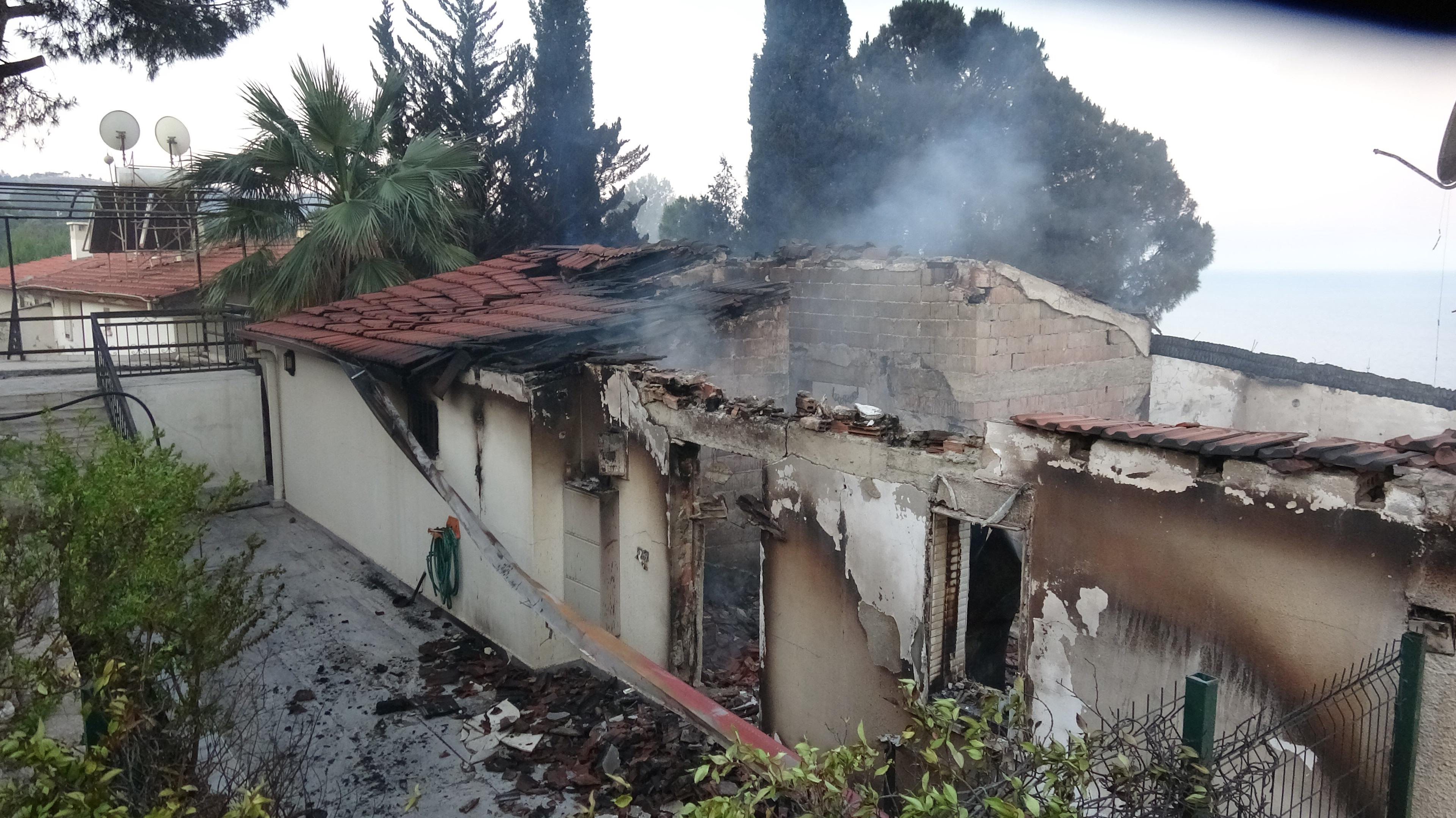 Seferihisar Doğanbey’de yerleşim yerleri yandı!