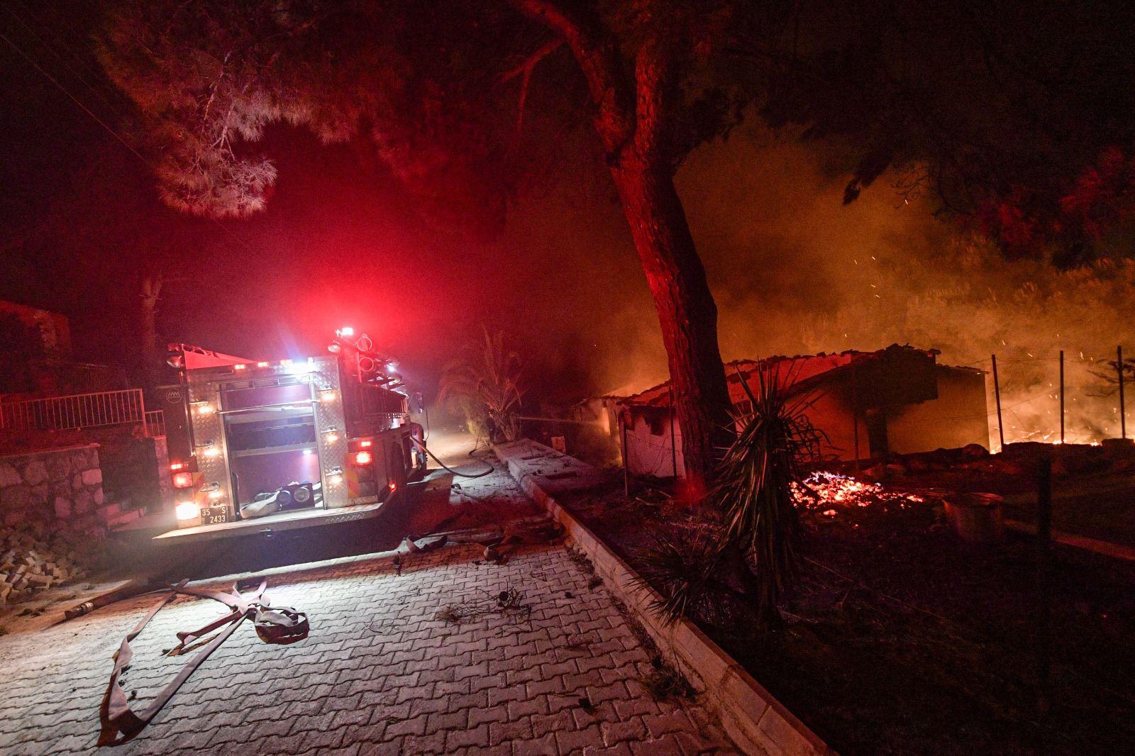 Seferihisar Doğanbey’de yerleşim yerleri yandı!