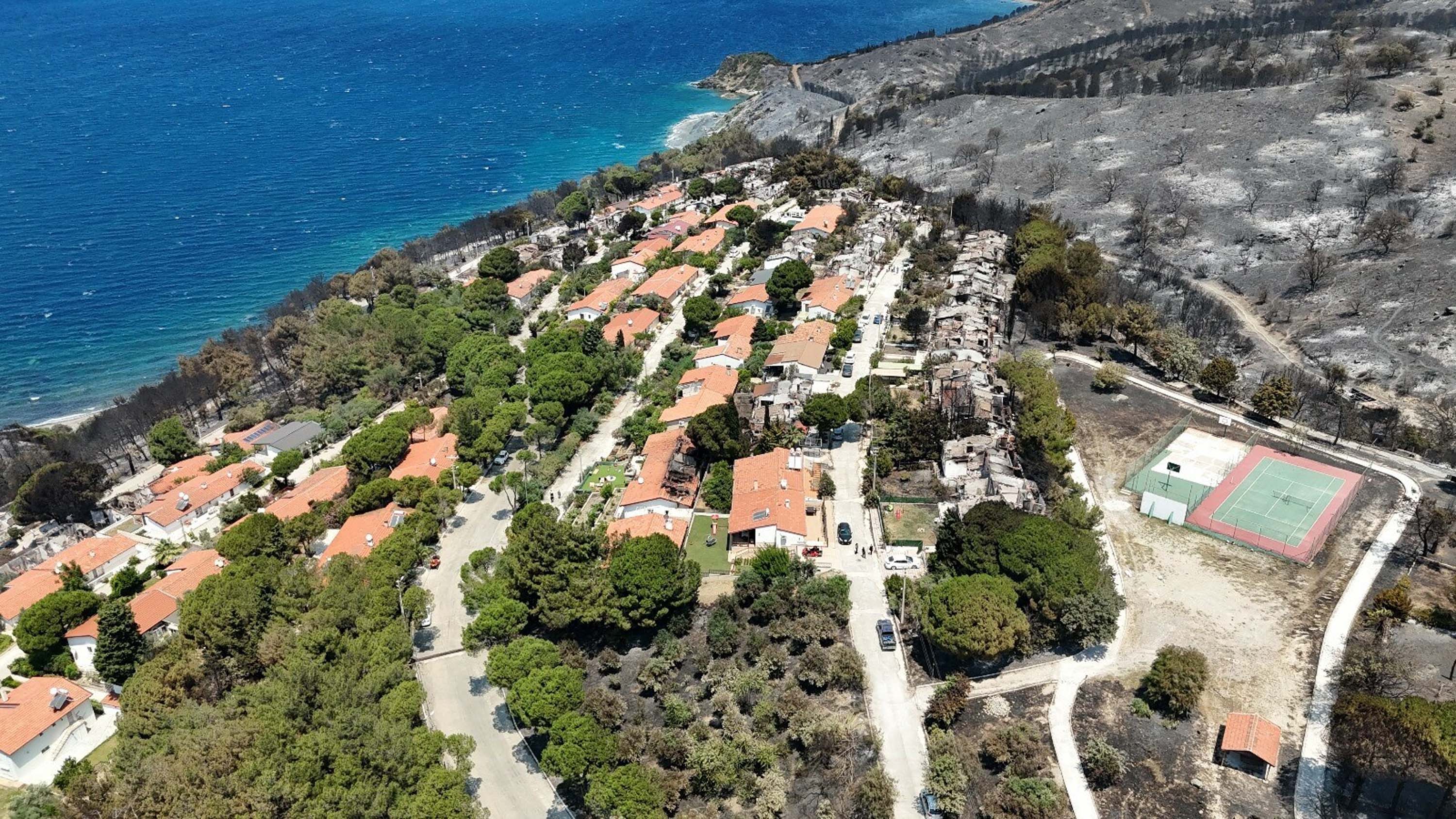 Seferihisar Doğanbey’de yerleşim yerleri yandı!