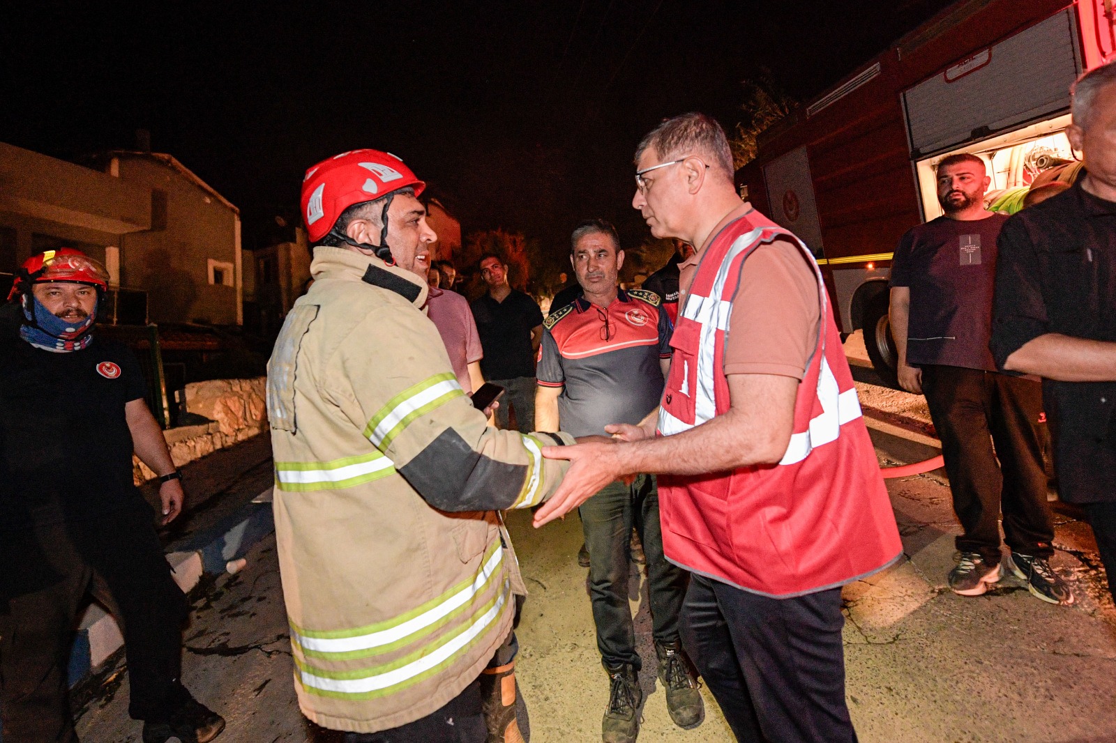 Seferihisar Doğanbey’de yerleşim yerleri yandı!