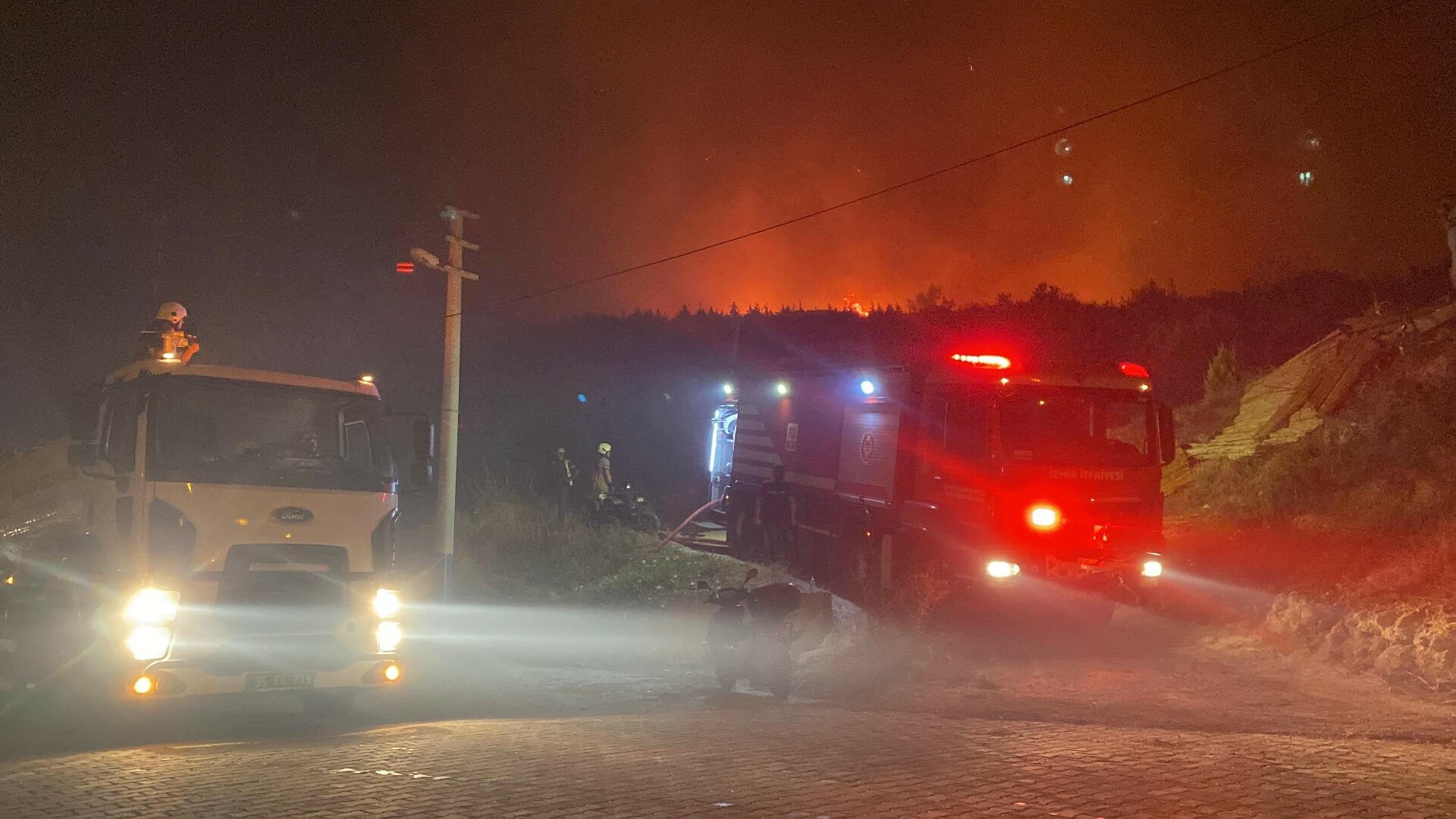 Alevler, Ürkmez Mahallesi'nde yerleşim yerlerine yaklaştı...