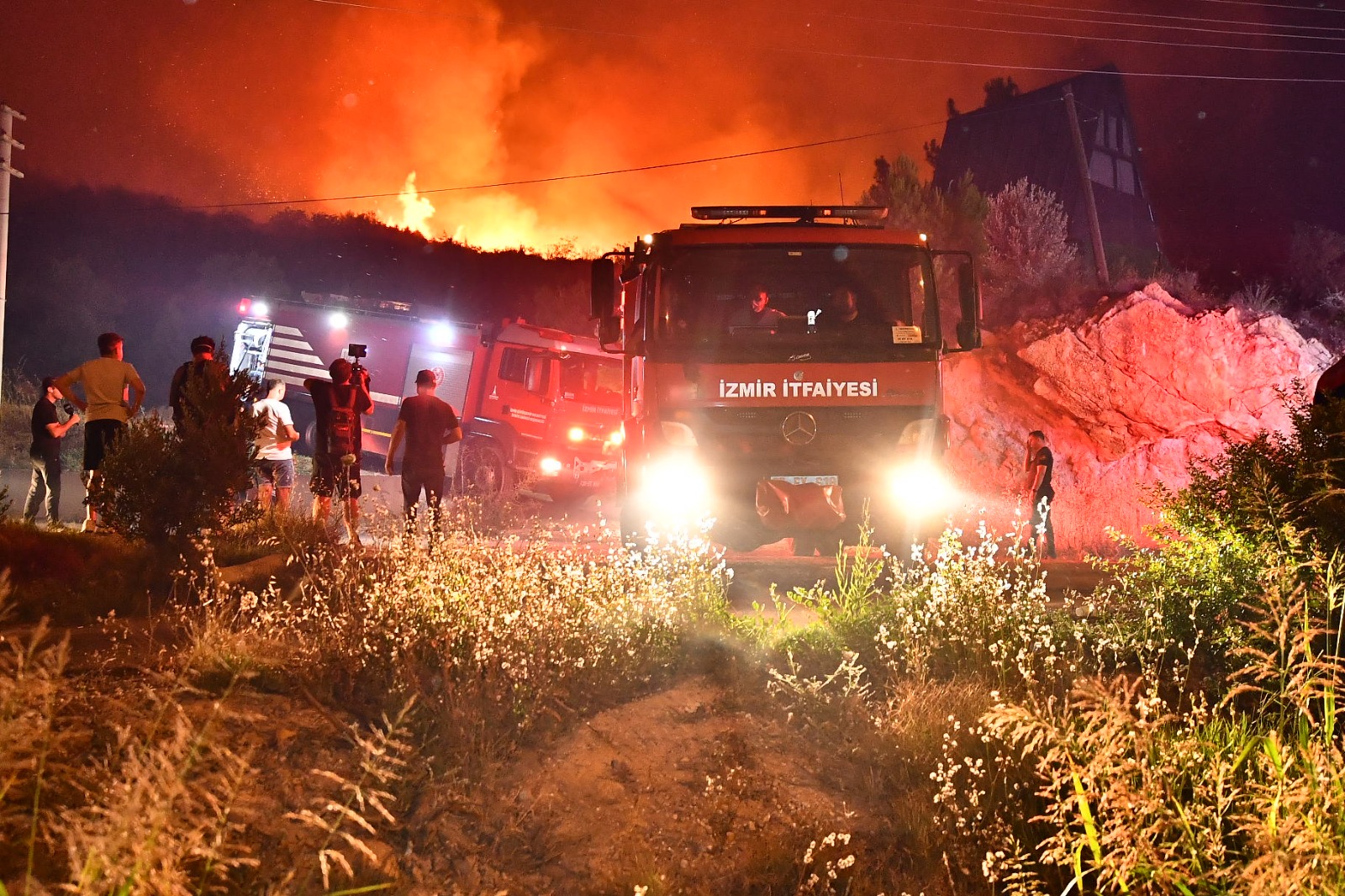 Yangın Seferihisar'ın Mersin Alanı Mahallesi'ni de etkiledi