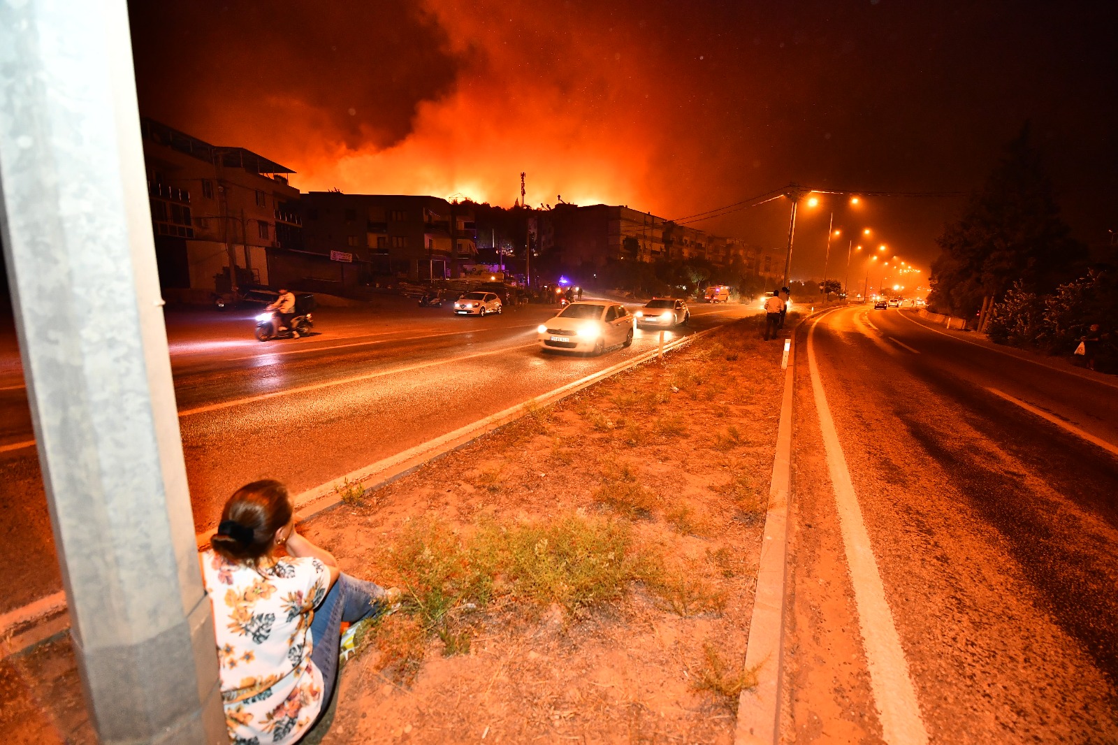 Yangın Seferihisar'ın Mersin Alanı Mahallesi'ni de etkiledi