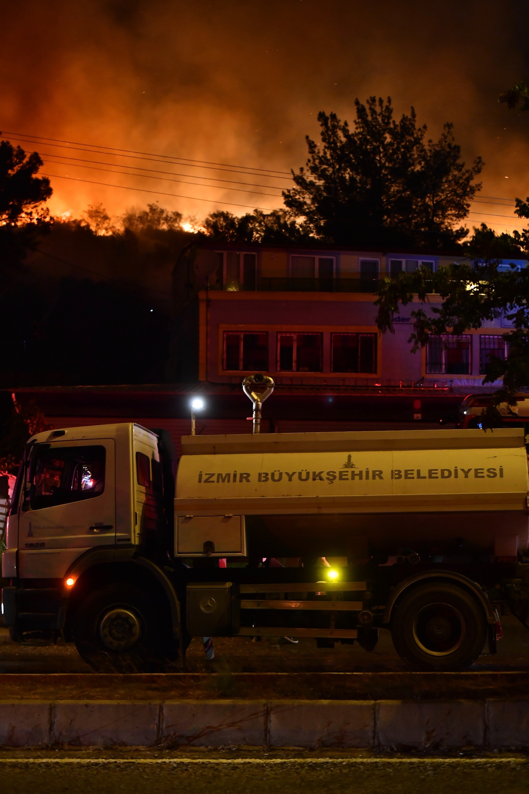 Yangın Seferihisar'ın Mersin Alanı Mahallesi'ni de etkiledi