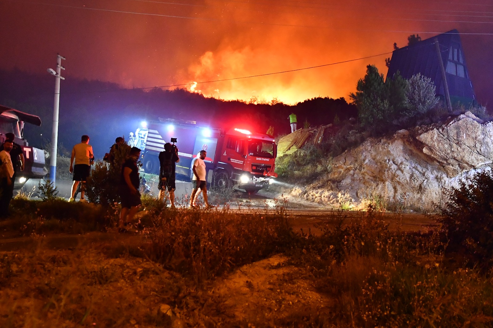 Yangın Seferihisar'ın Mersin Alanı Mahallesi'ni de etkiledi