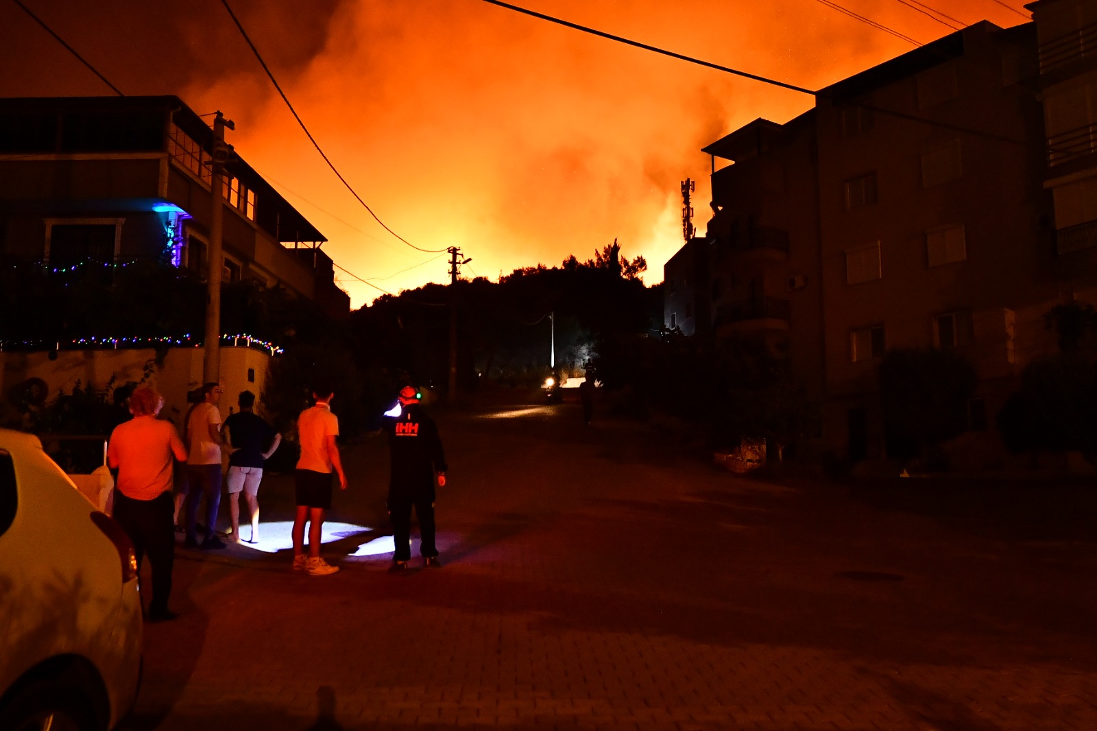 Yangın Seferihisar'ın Mersin Alanı Mahallesi'ni de etkiledi