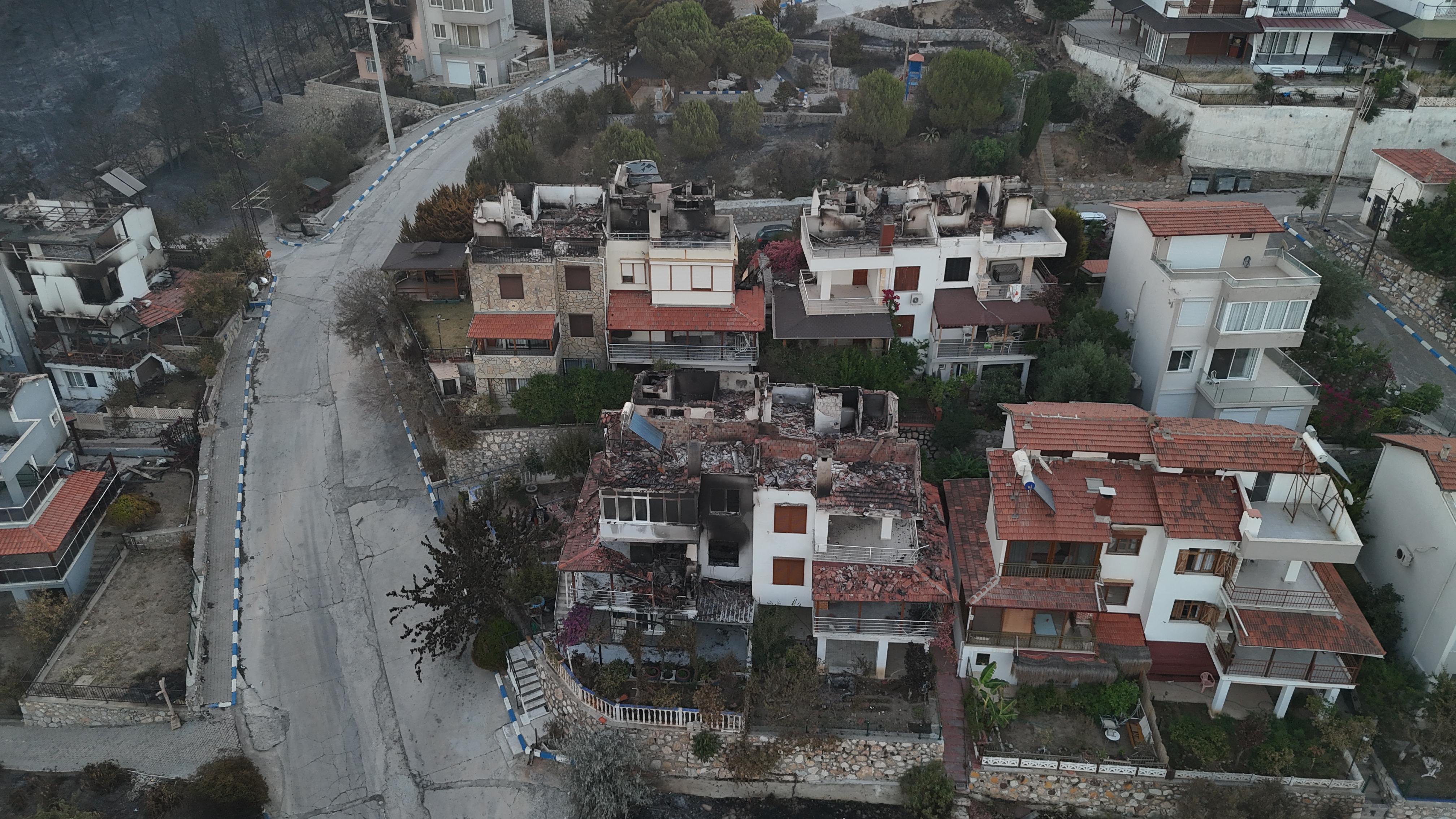 İzmir'deki orman yangını 3'üncü gününde; Yanan alanlar havadan görüntülendi