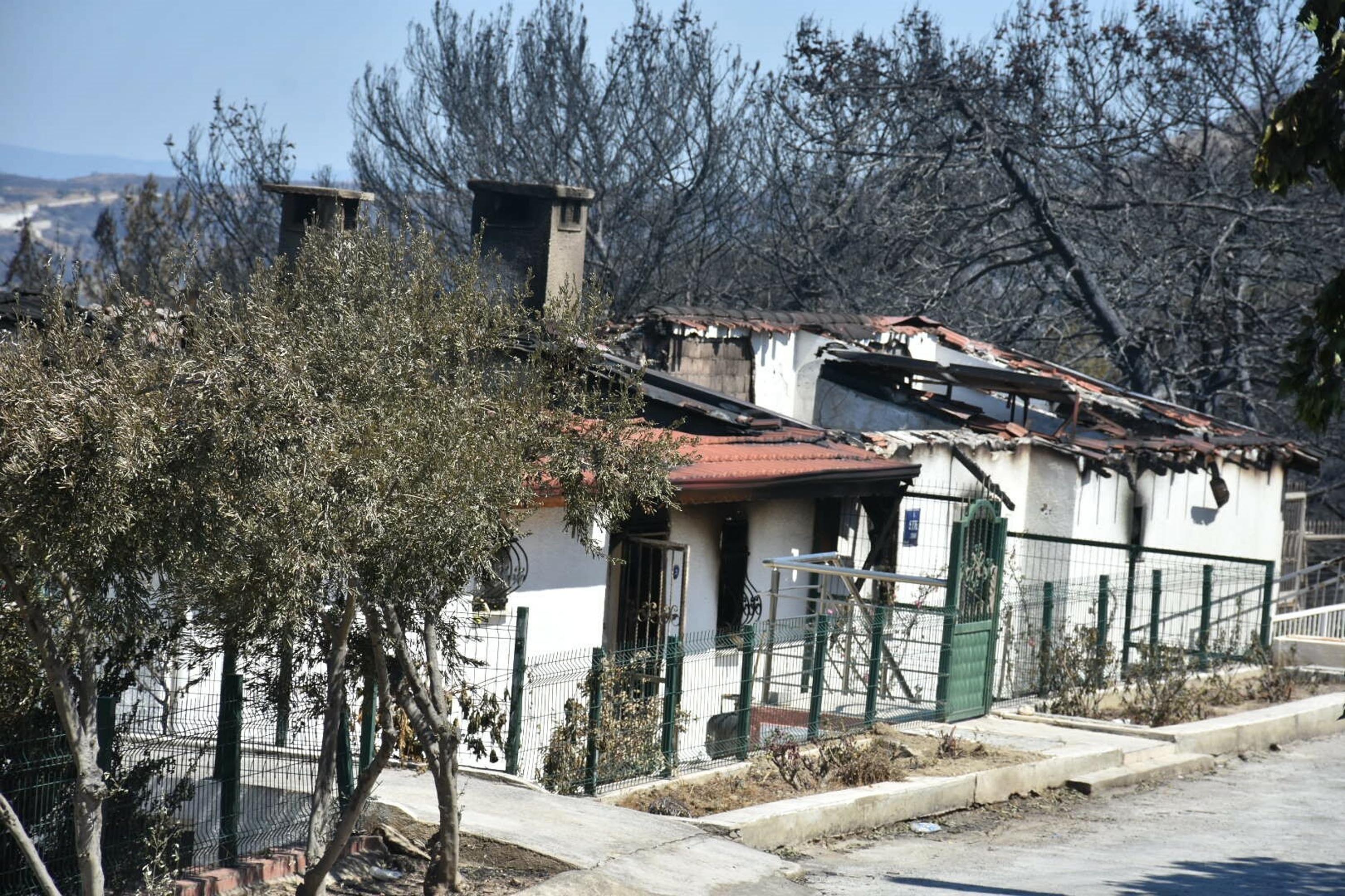 İzmir'deki orman yangını 3'üncü gününde; Yanan alanlar havadan görüntülendi