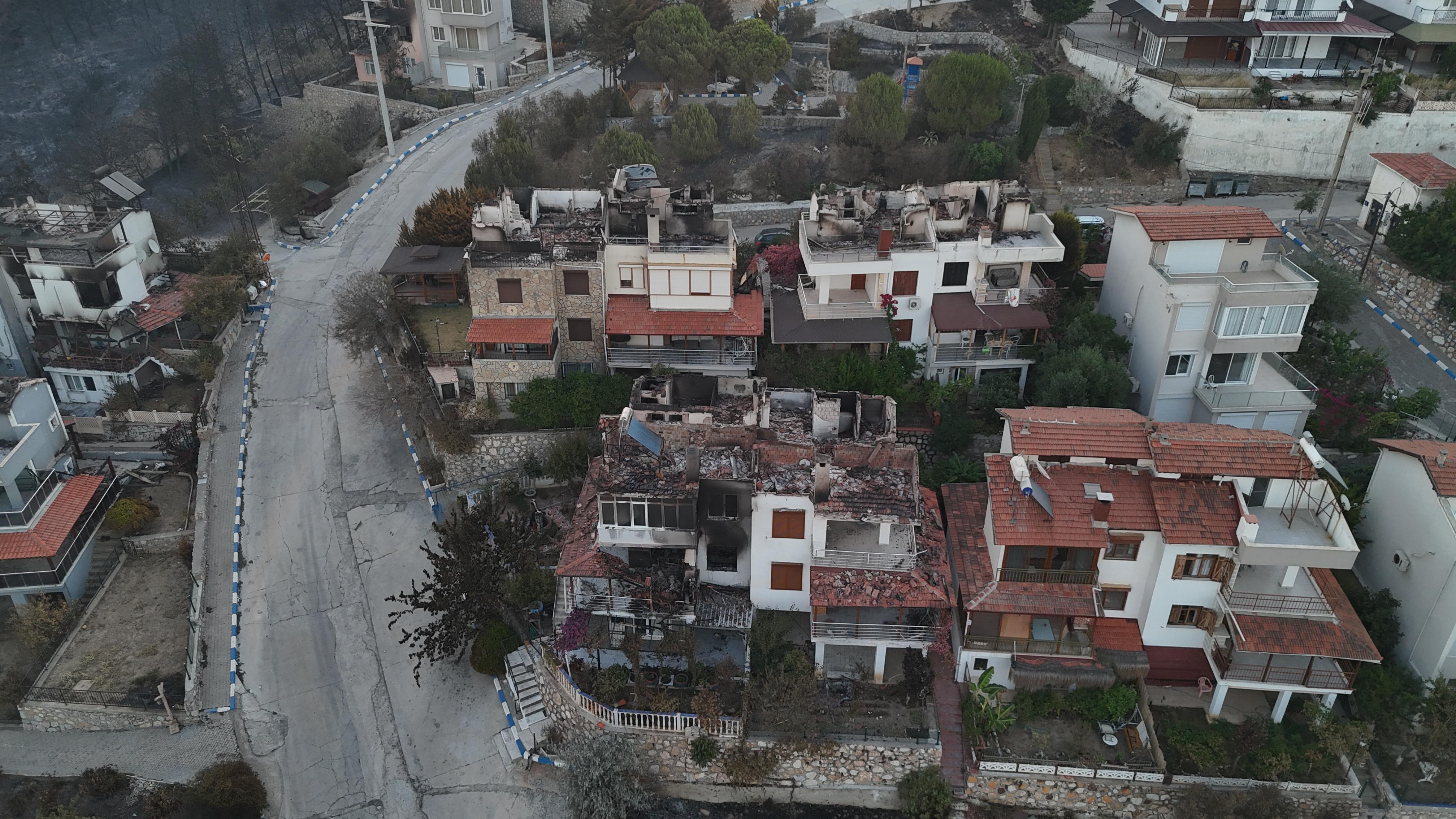 İzmir'deki orman yangını 3'üncü gününde; Yanan alanlar havadan görüntülendi