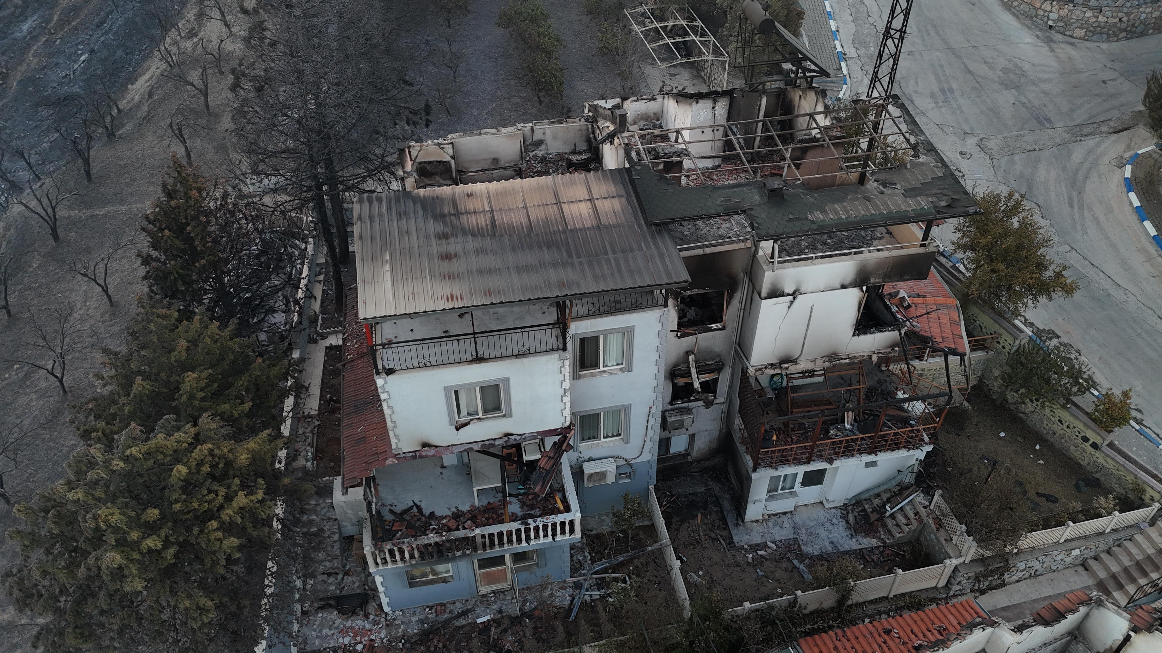 İzmir'deki orman yangını 3'üncü gününde; Yanan alanlar havadan görüntülendi