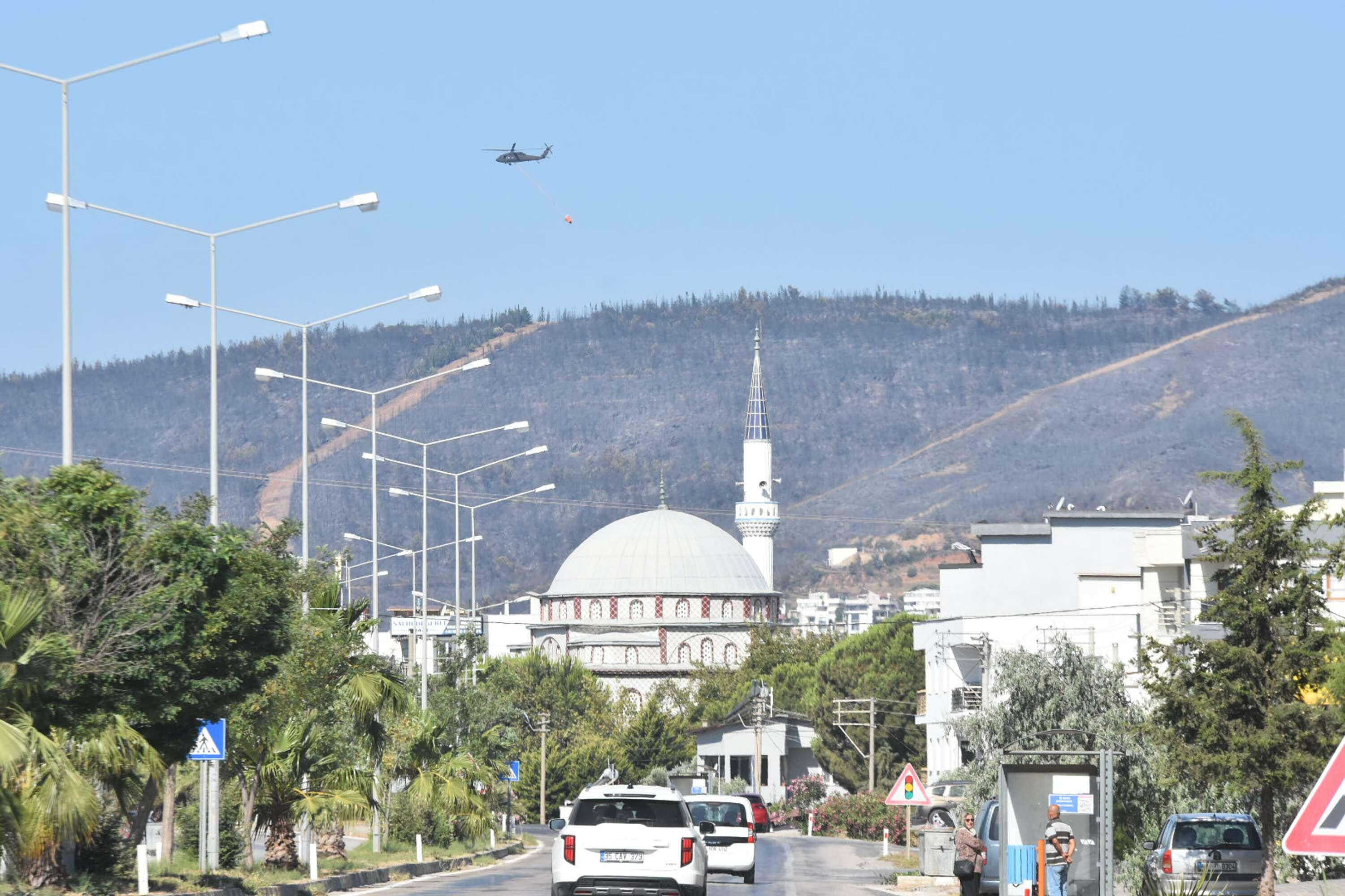İzmir'deki orman yangını 3'üncü gününde; Yanan alanlar havadan görüntülendi
